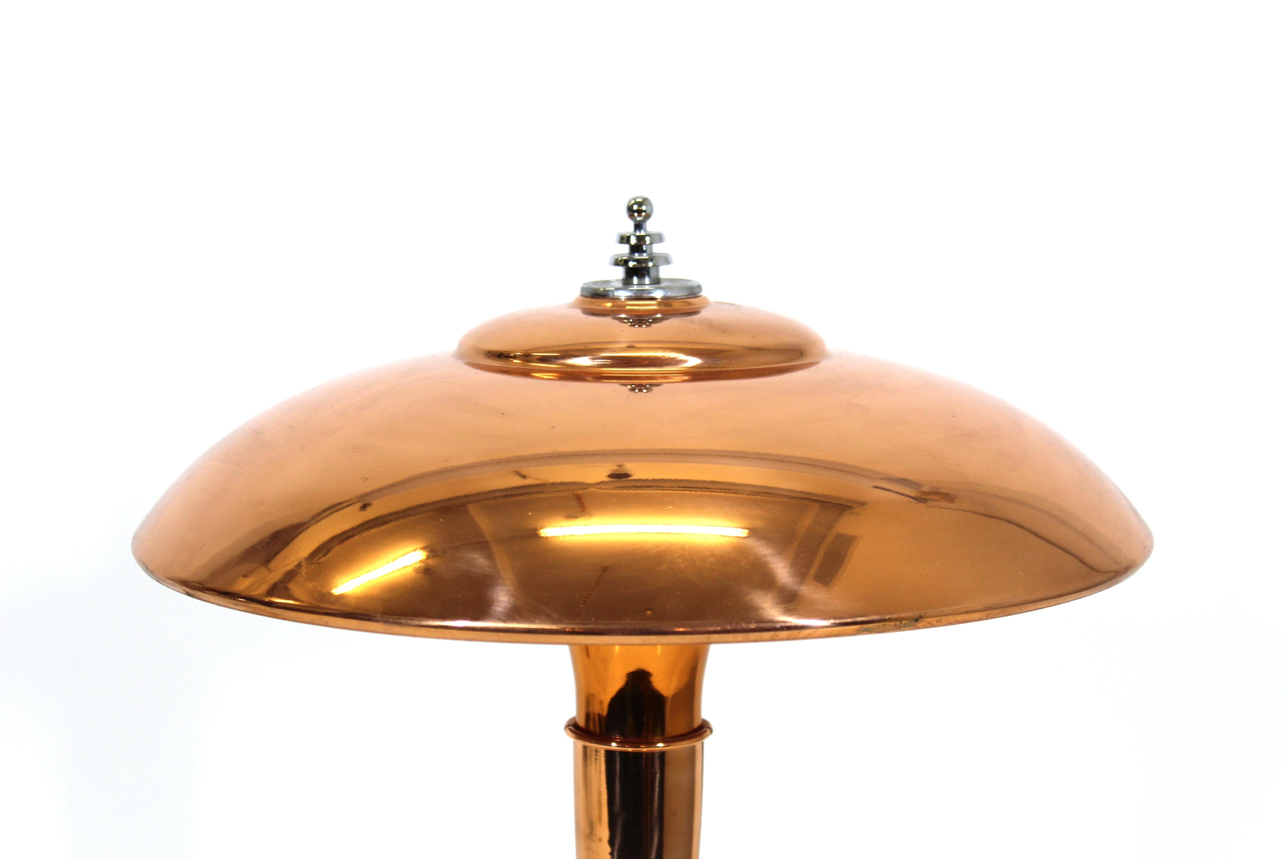 Bert Dickerson for Faries American Art Deco 'Guardsman' table lamp with streamlined shape in polished brass and chrome plated metal elements. 17.5