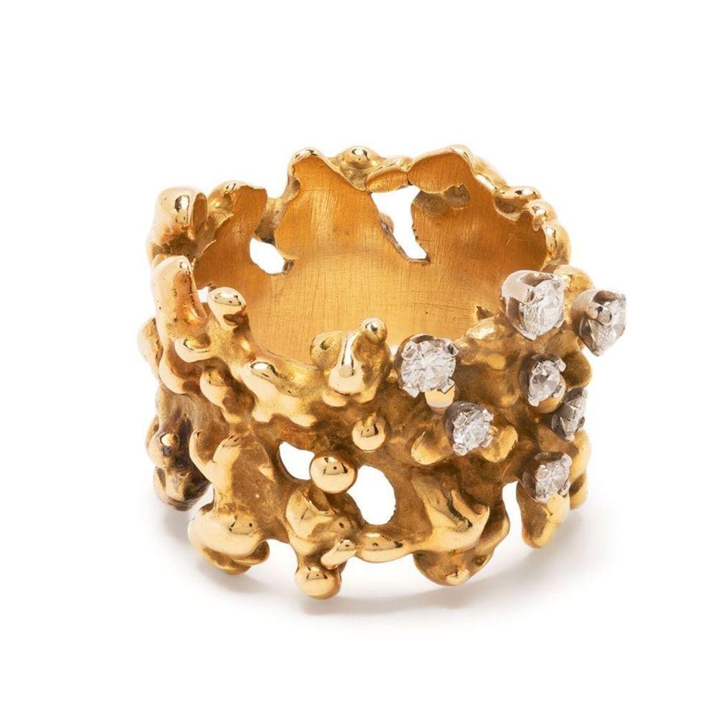 Designed by Dickson Yewn this open textured design works amazingly with brilliant-cut diamonds. The pre-owned piece from 1973 will be a dramatic standout piece in any collection.

Colour: Gold

Composition:
Body (18Kt Gold 100%, Diamond