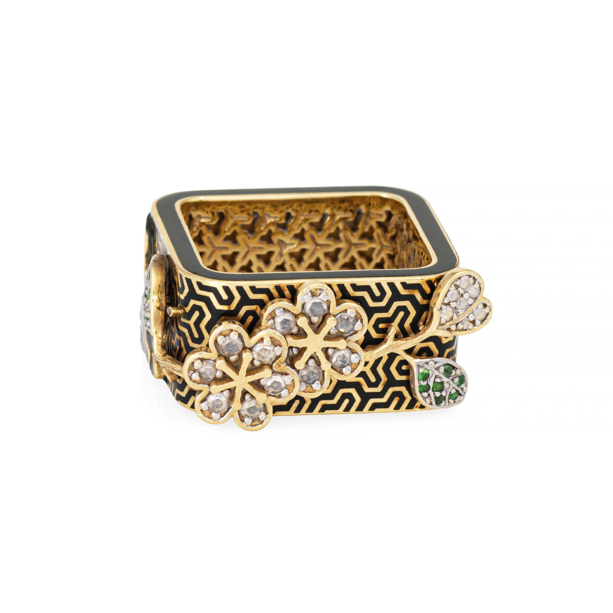 Elegante fascia quadrata con diamanti e smalto Dickson Yewn realizzata in oro giallo 18 carati. 

I diamanti taglio rosa ammontano a circa 0,09 carati (colore I-J e purezza SI1-I1) e sono impreziositi da 7 piccoli granati tsavorite.  

Yewn è un