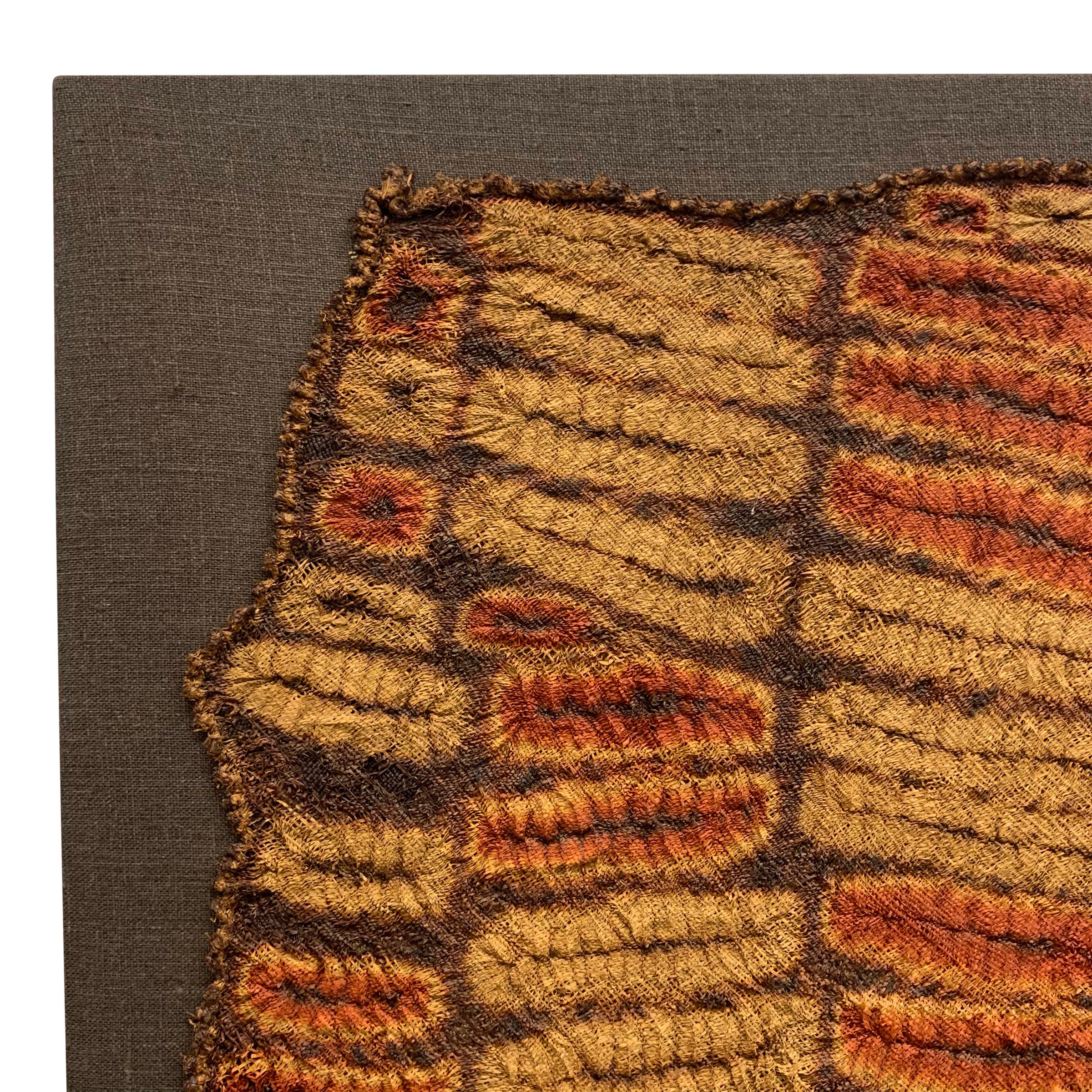 Incroyable et rare foulard de cérémonie en raphia teinté dans la masse, de style Dida (Côte d'Ivoire), datant du milieu du 20e siècle, monté sur un cadre tendu en lin. Ce mouchoir n'a pas été tissé sur un métier à tisser, mais entièrement à la main,