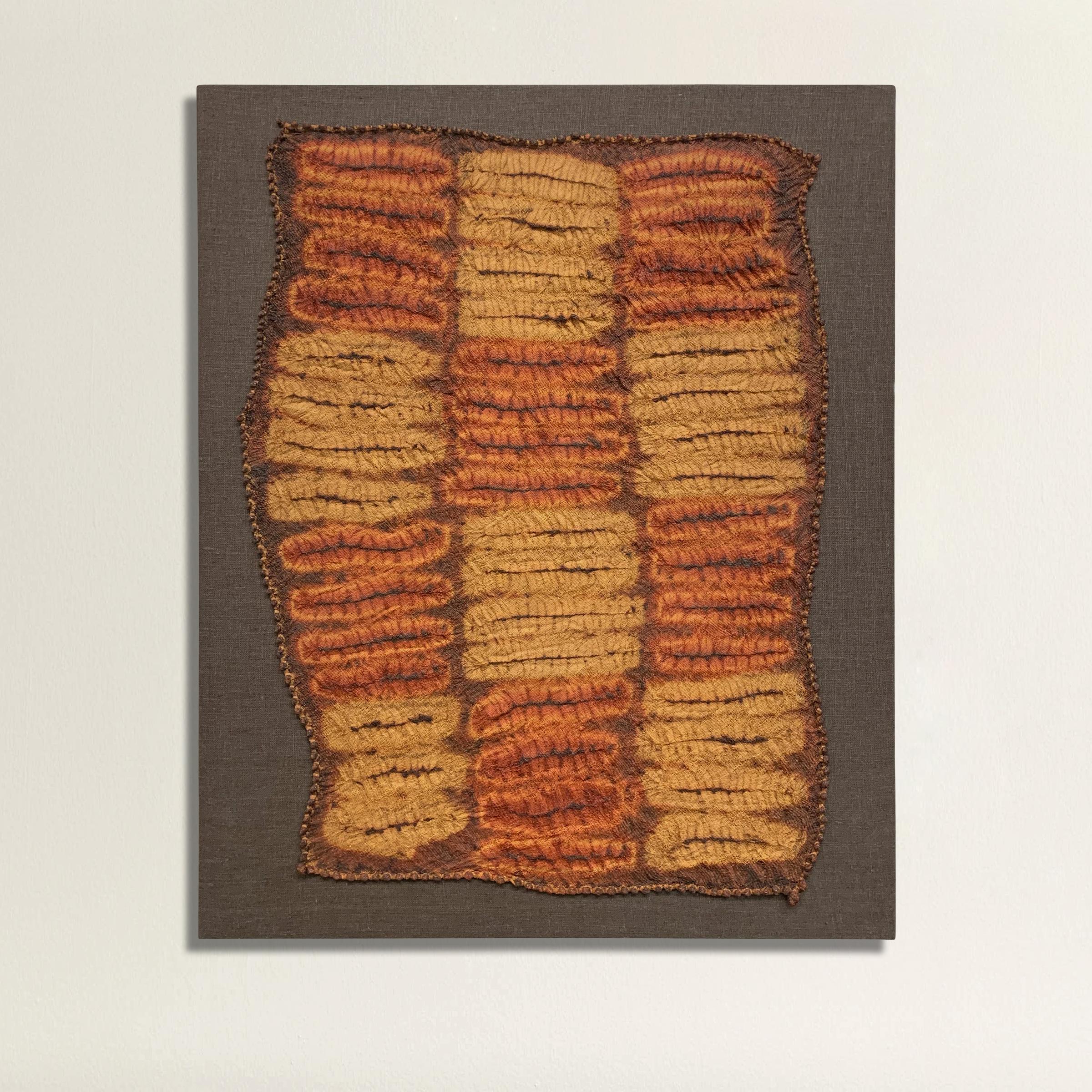 Eine unglaubliche und seltene Mitte des 20. Jahrhunderts Dida handplattiert Shibori tie-dyed Raffia zeremoniellen Tuch auf einem Leinen gestreckt Bord montiert. Dieses Tuch wurde nicht auf einem Webstuhl gewebt, sondern vollständig von Hand, so dass