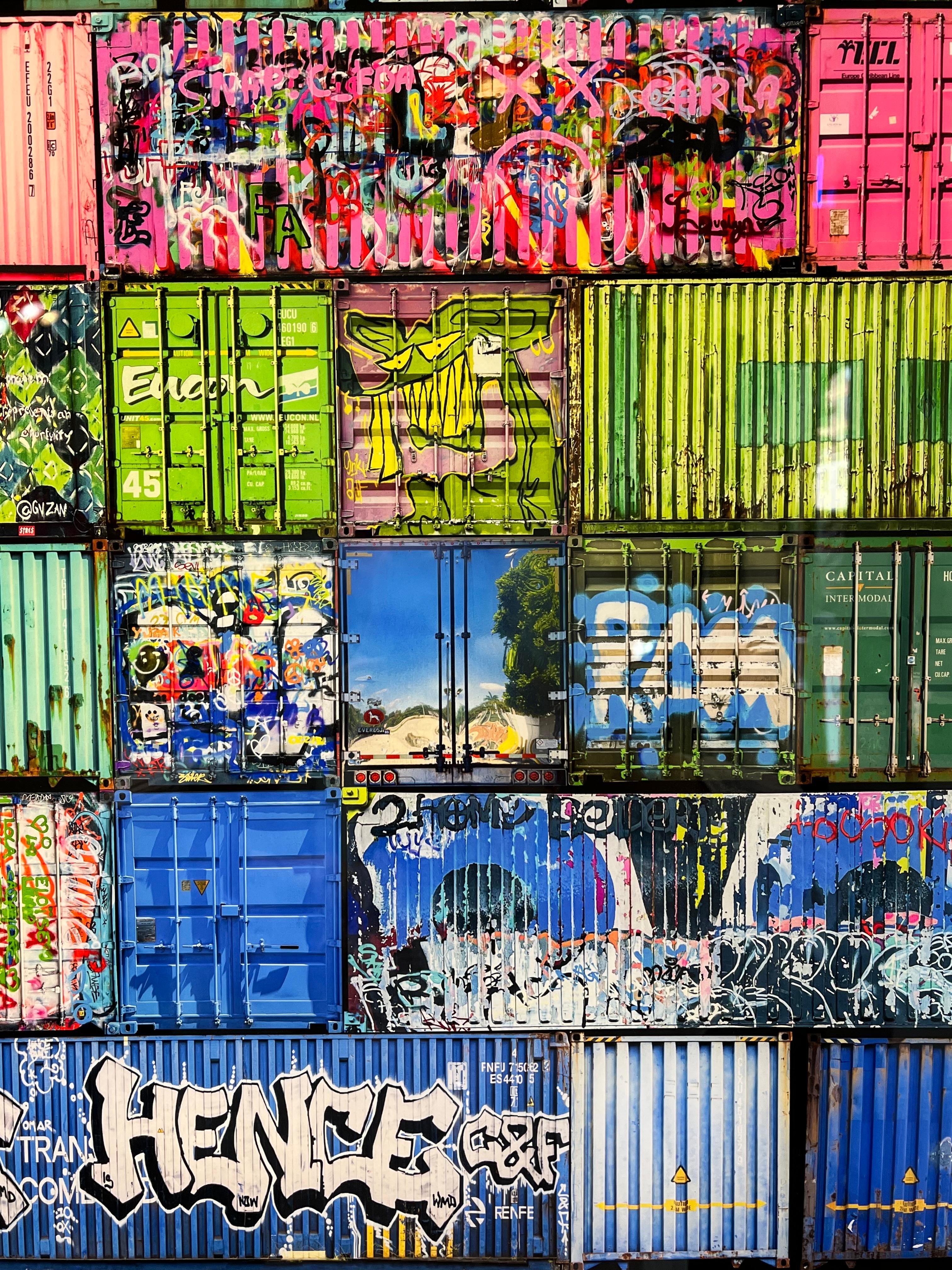 Conteneurs de rue - Noir Color Photograph par Didier Engels