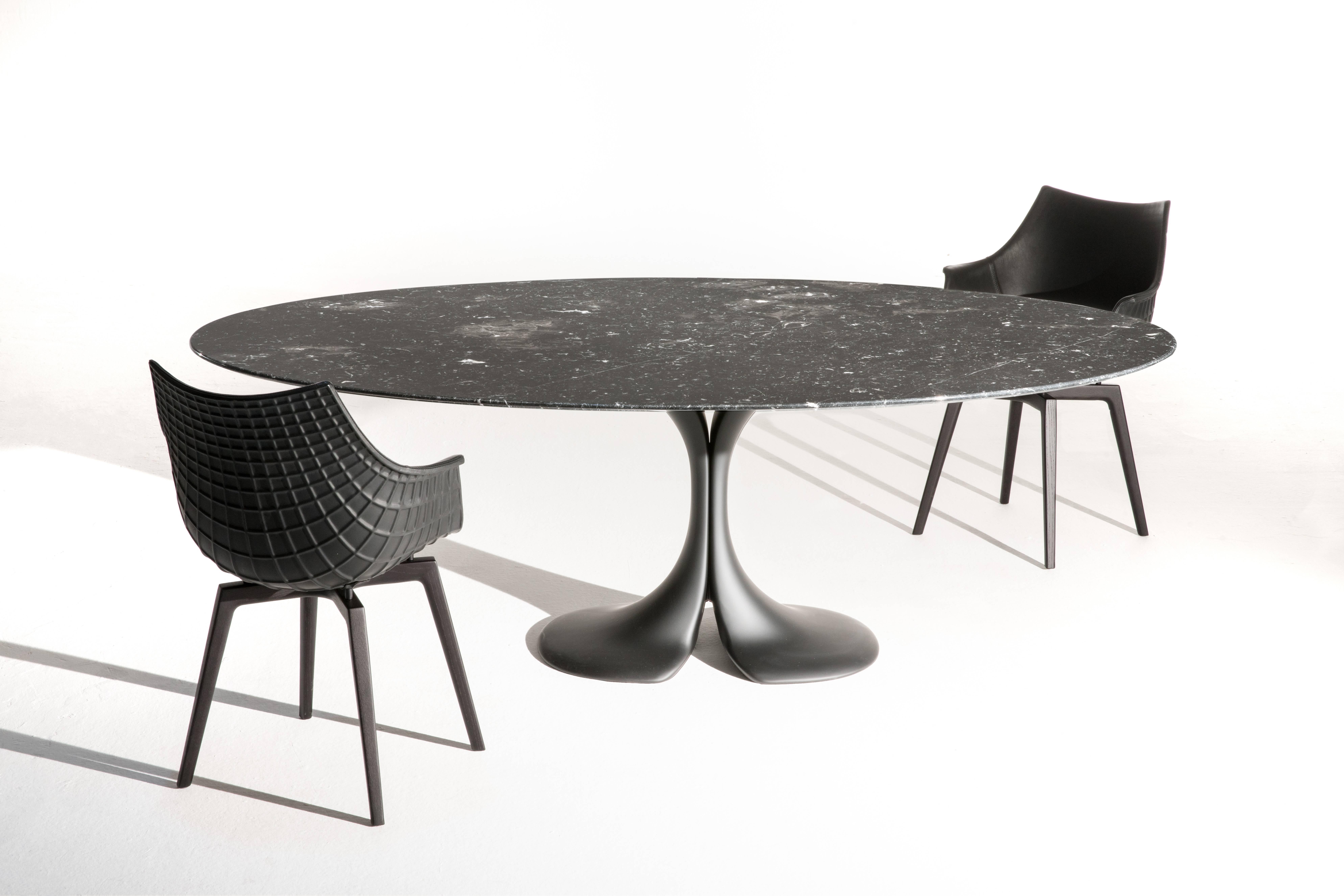 On its fiftieth anniversary, Driade modifies the design of an iconic table, for which, in its original version, Antonia Astoria had balanced the elegant minimalism of the top with a sculptural base made of a material just as malleable as it was