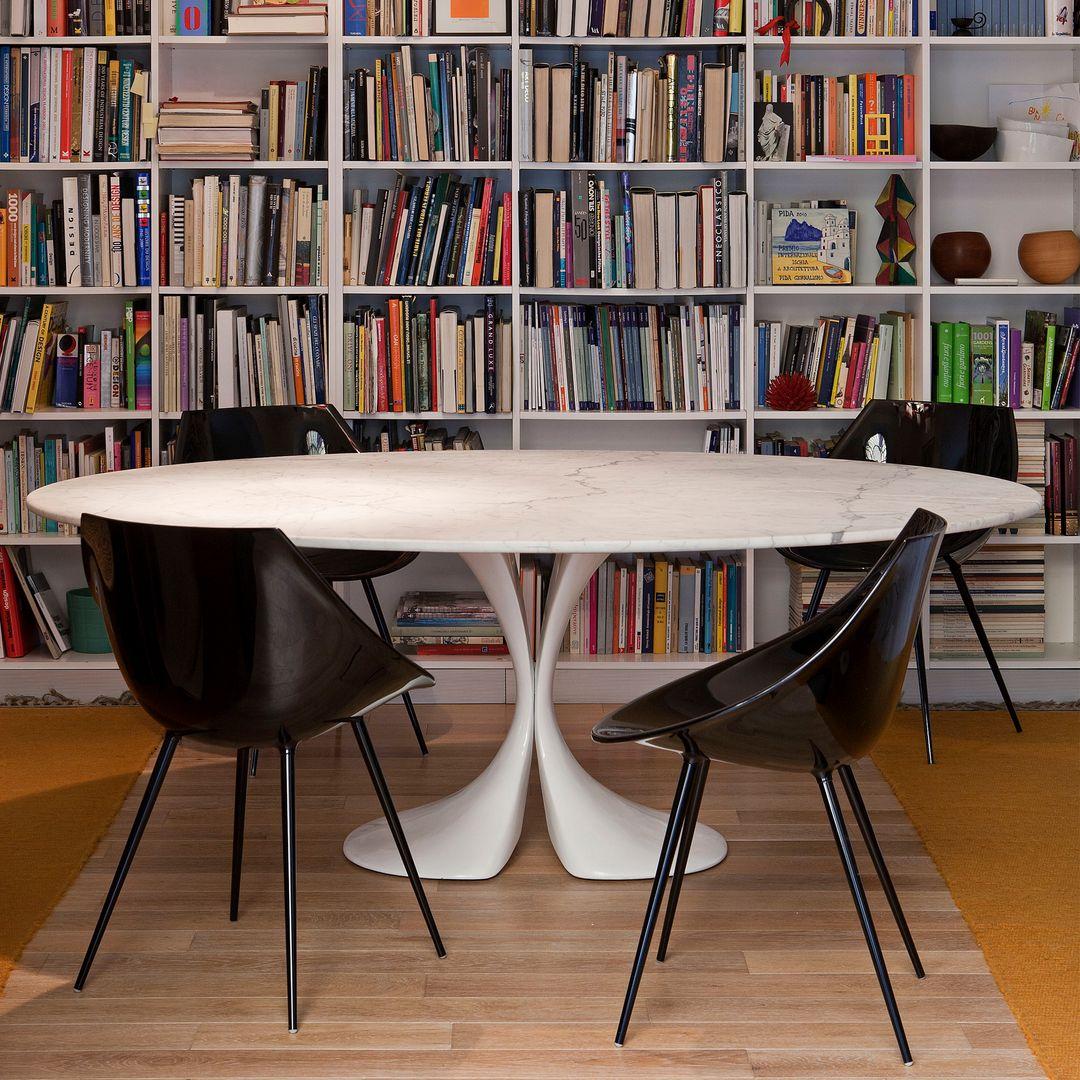 In a table, oval means perfect: no edge, no head of the table, no “odd” diner and, above all, a form expanded in space. Antonia Astori balance then the top elegant simplicity with a sculptural base made of a malleable as contemporary