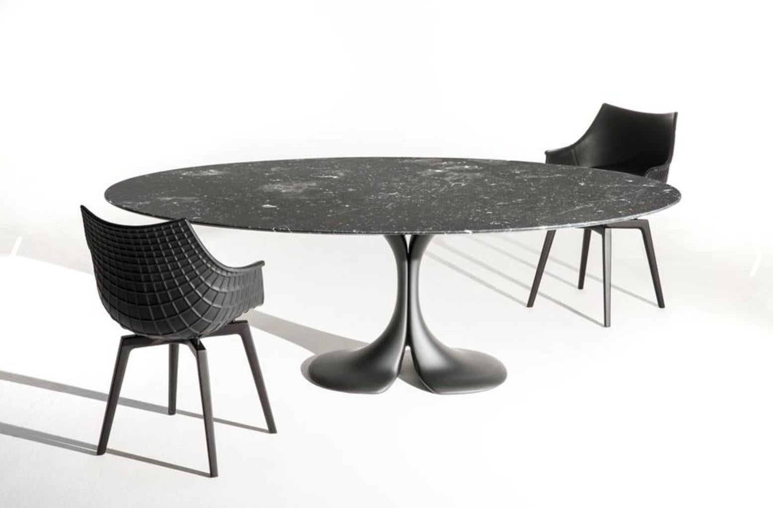 In a table, oval means perfect: no edge, no head of the table, no “odd” diner and, above all, a form expanded in space. Antonia Astori balance then the top elegant simplicity with a sculptural base made of a malleable as contemporary