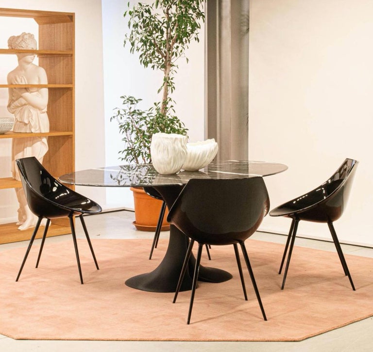 Tavolo Didymos con piano in Mdf nero opaco e base in cristallo di