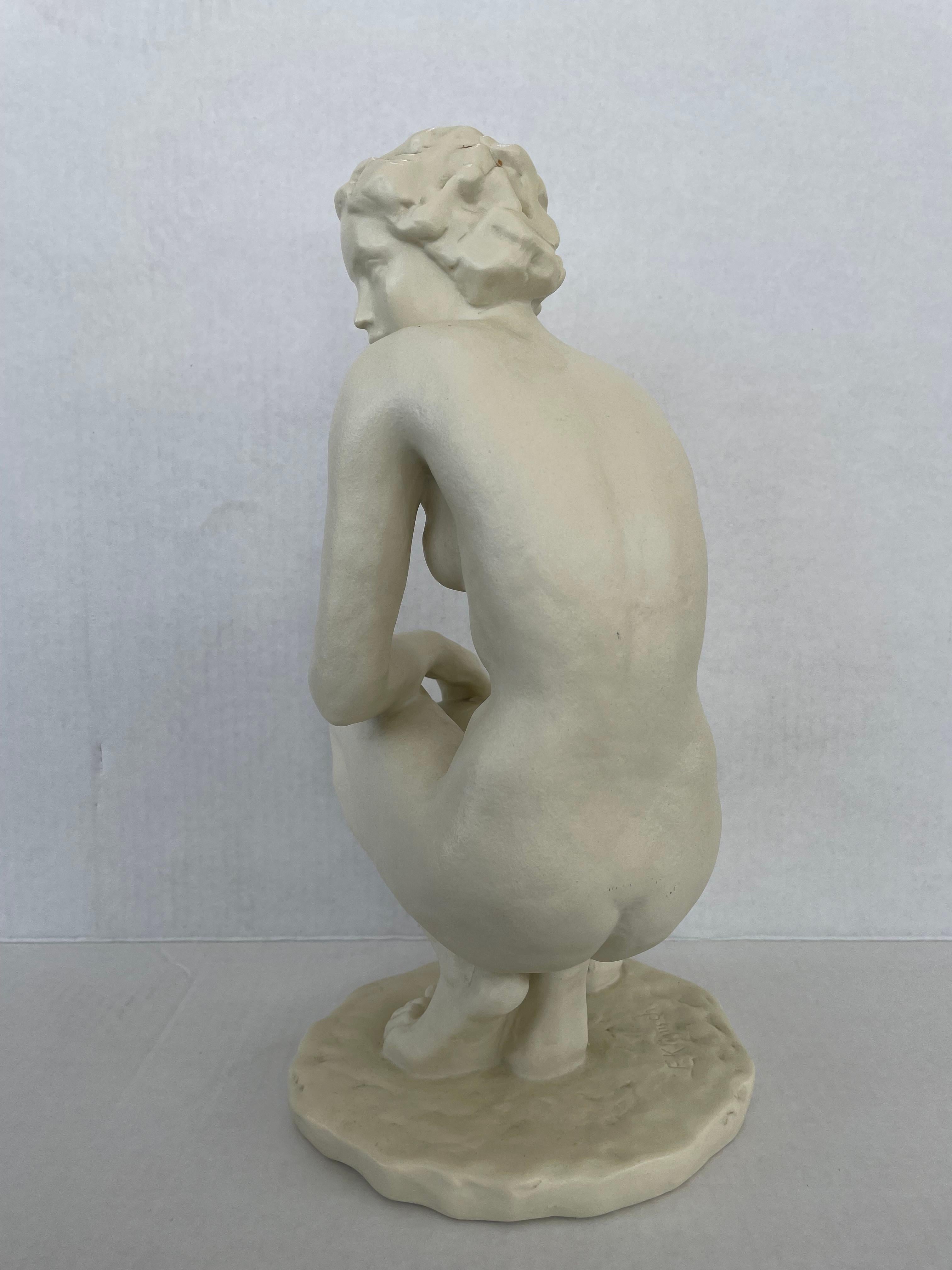 „Die Hockende“ von Rosenthal, weibliche Figur  (Glasiert) im Angebot