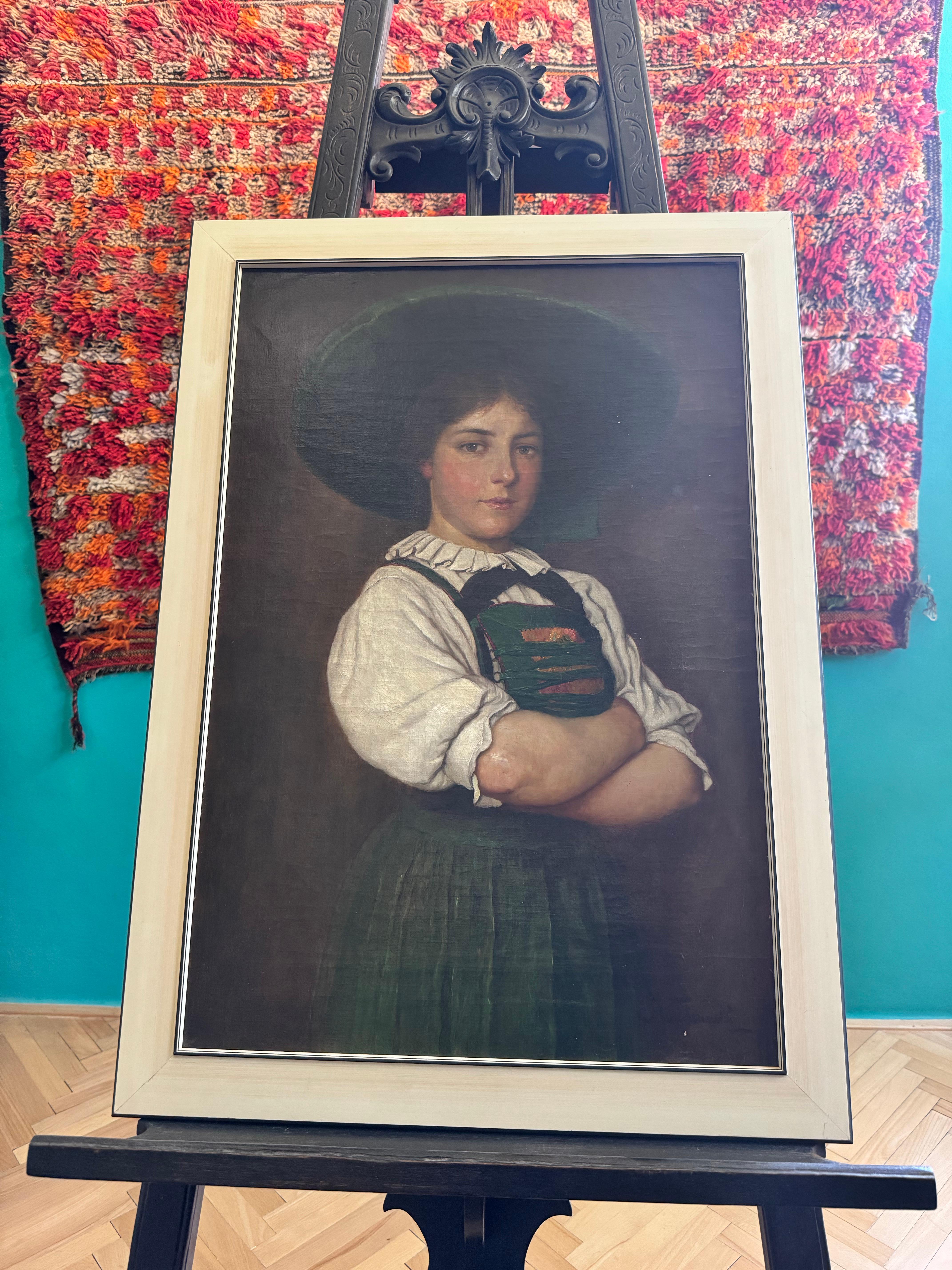  Cette captivante peinture à l'huile intitulée '' Die Sarntalerin'' (La femme de Sarntal), une région montagneuse du Tyrol du Sud (qui faisait alors partie de l'Empire austro-hongrois), habillée d'un costume de l'époque, a été réalisée dans le cadre