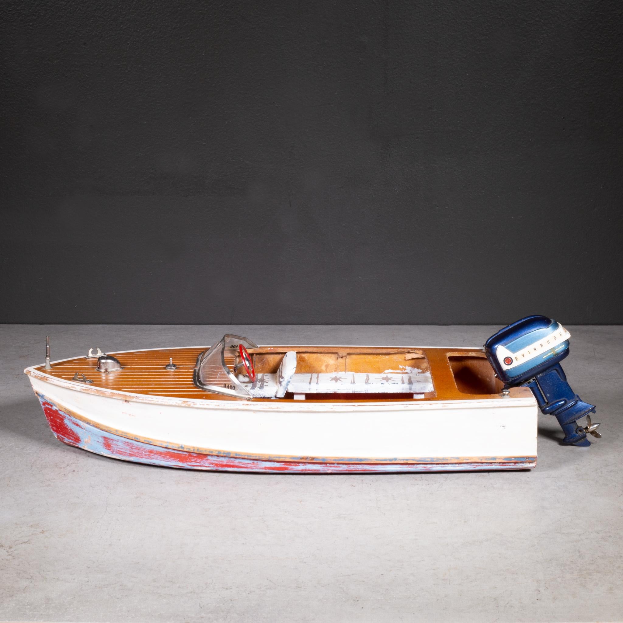 À PROPOS DE

Un modèle original de hors-bord avec un modèle miniature de moteur hors-bord électrique Evinrude Big Twin 35 d'époque. 

    CRÉATEUR K.K. Models Inc, Japon. 1950-1954.
    MATERIALES ET TECHNIQUES Métal moulé sous pression, bois,