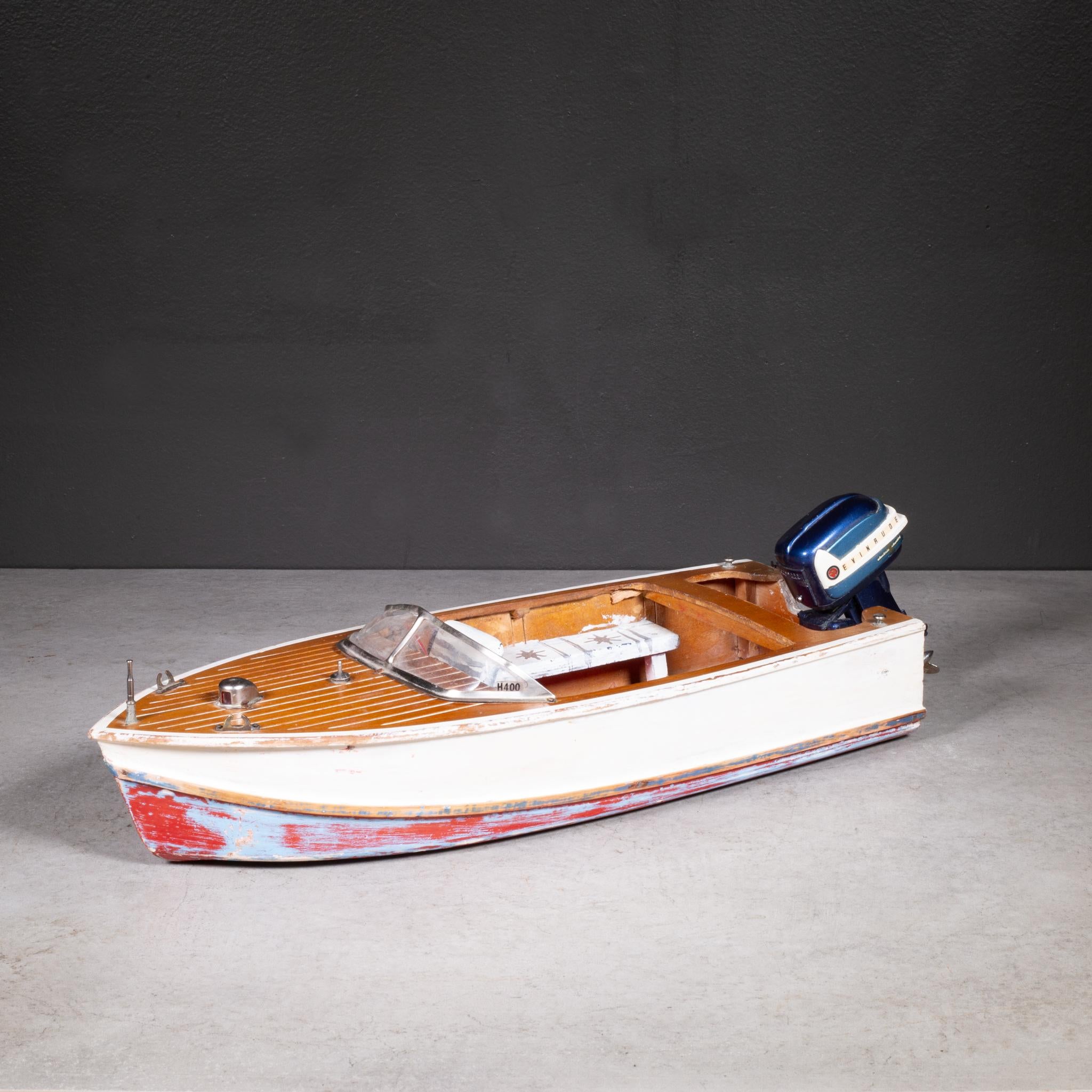 Japonais Modèle réduit A.I.C. Moteur hors-bord Evinrude Big Twin 35 et bateau à moteur rapide c.1950s. en vente