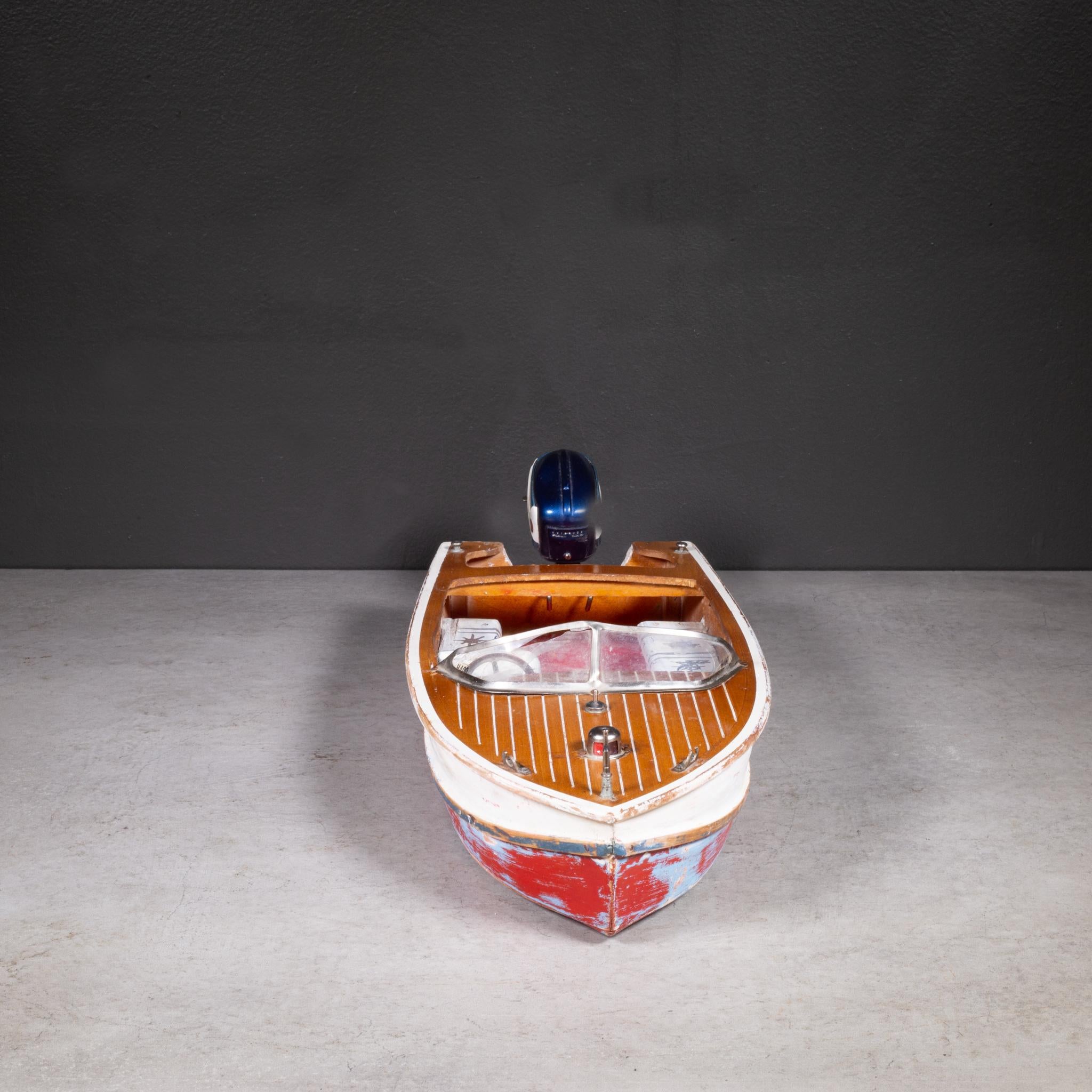 Modèle réduit A.I.C. Moteur hors-bord Evinrude Big Twin 35 et bateau à moteur rapide c.1950s. Bon état - En vente à San Francisco, CA