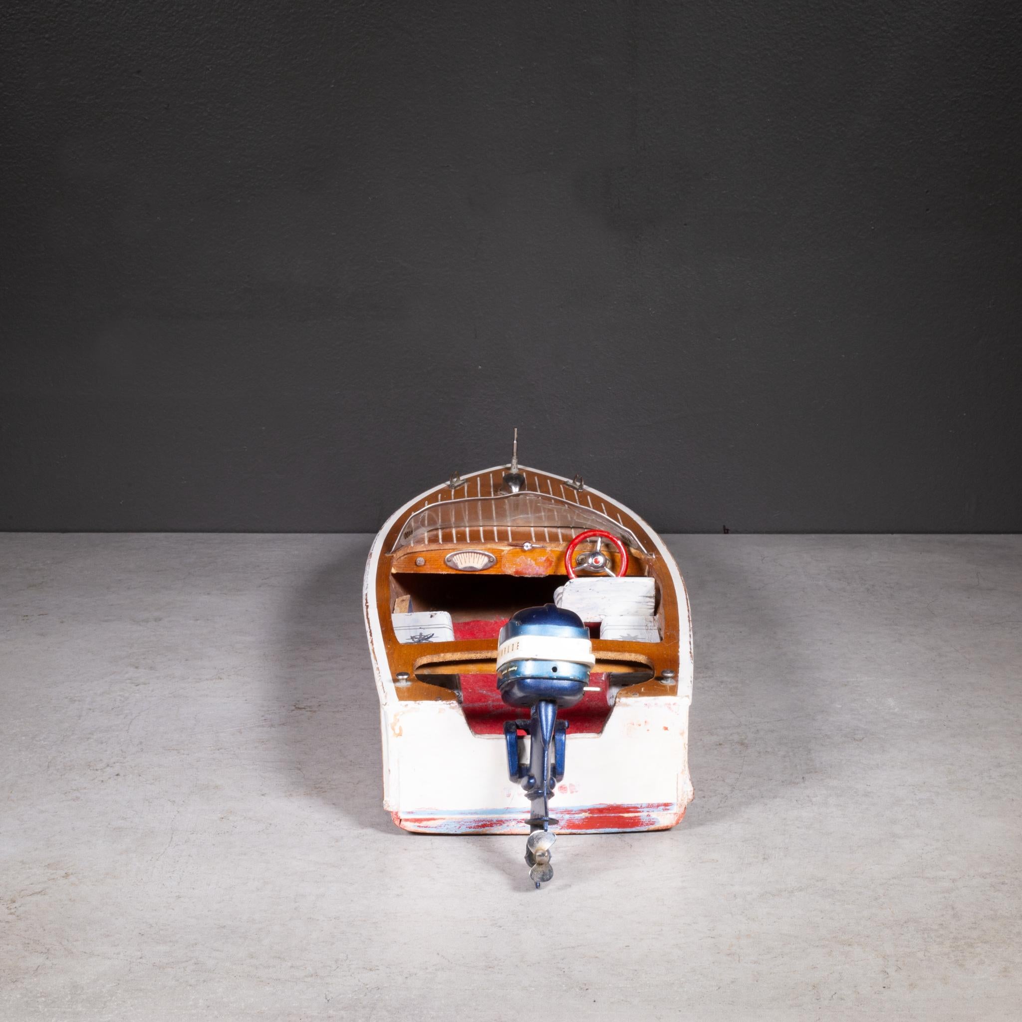 20ième siècle Modèle réduit A.I.C. Moteur hors-bord Evinrude Big Twin 35 et bateau à moteur rapide c.1950s. en vente