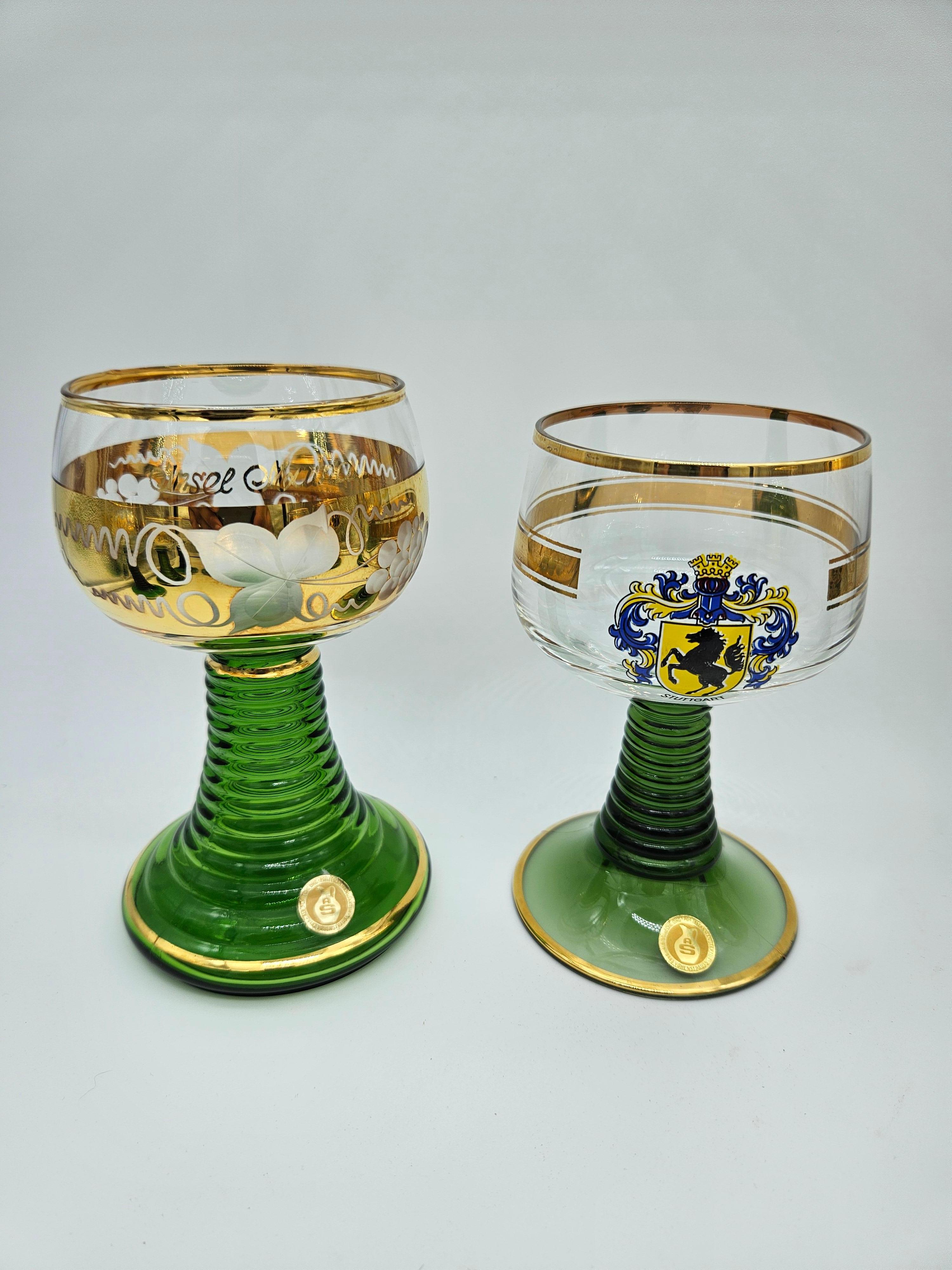 Collection of 10 glass tumblers with various decorations at the base or along the rim of the goblet.

They are mixed, have heights ranging from 13 to 14.5cm and diameters from 7.5 to 9cm.

Mixed production all from Germany.
