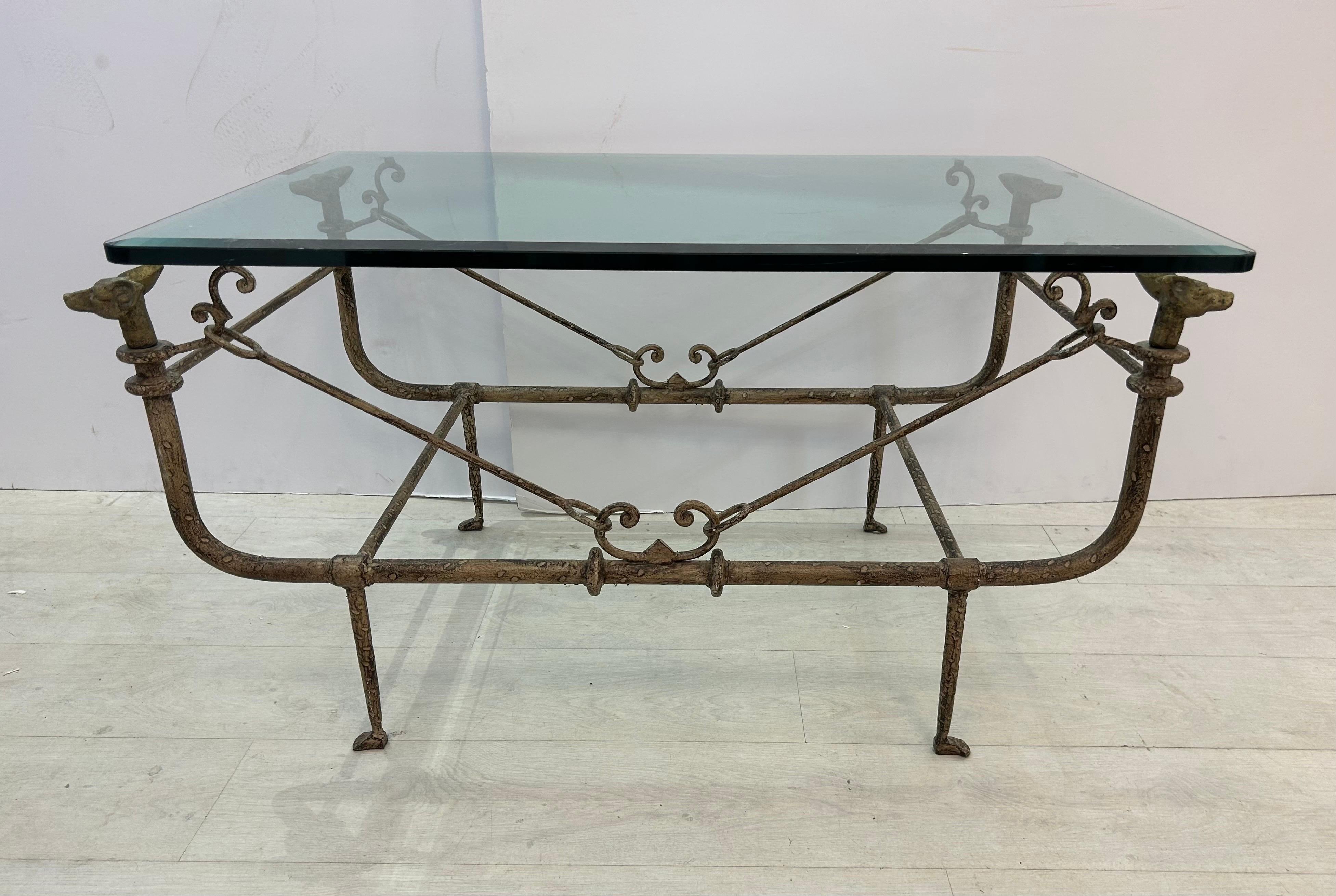 Table basse de style étrusque en fer forgé et bronze avec une belle forme forgée de style Giacometti ..... avec quatre têtes de renard en bronze à chaque coin... La finition est similaire aux tables de style Giacometti de l'époque... n'importe
