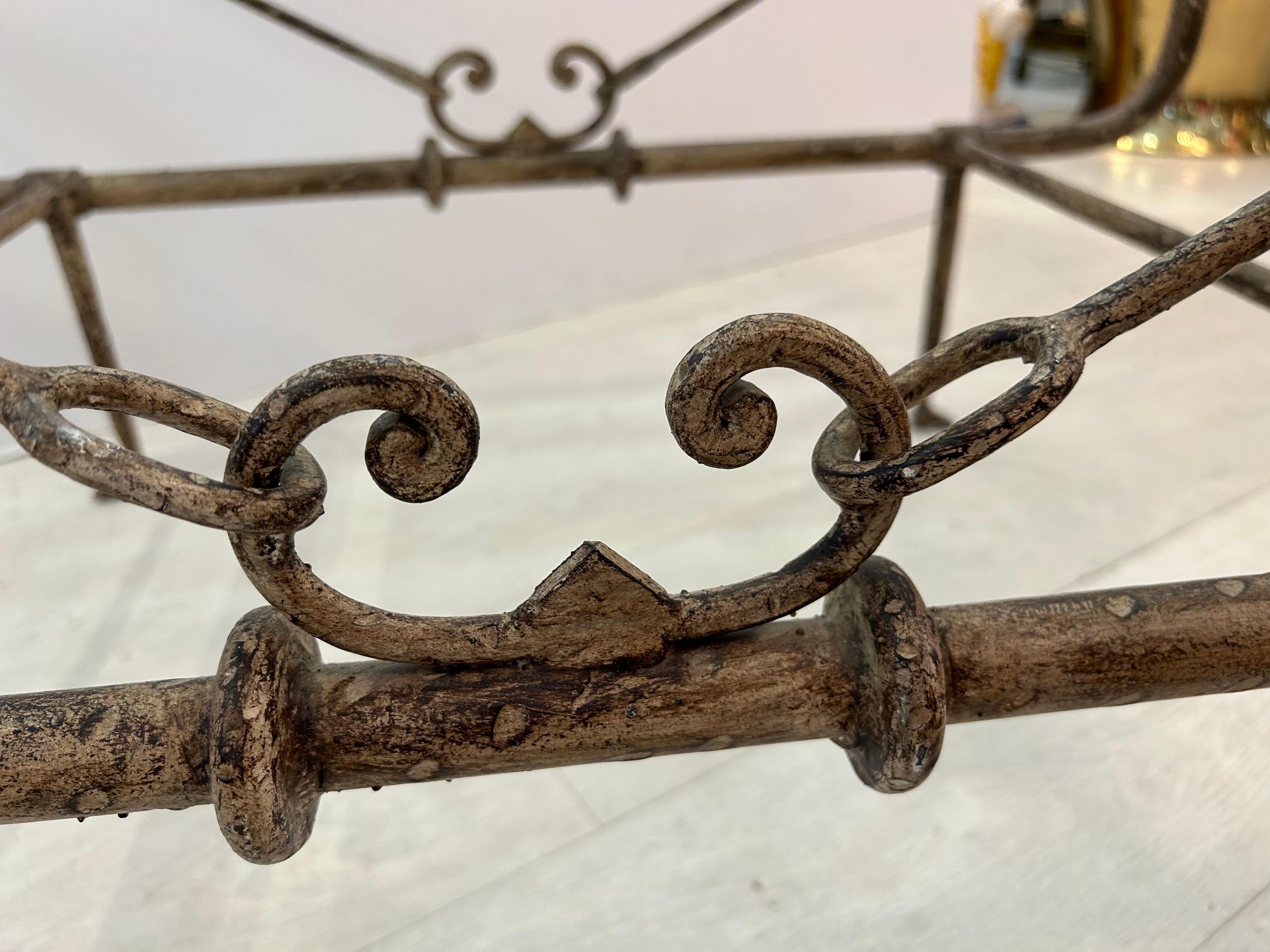 Fin du 20e siècle Table basse style Diego, Giacometti, en bronze et fer en vente