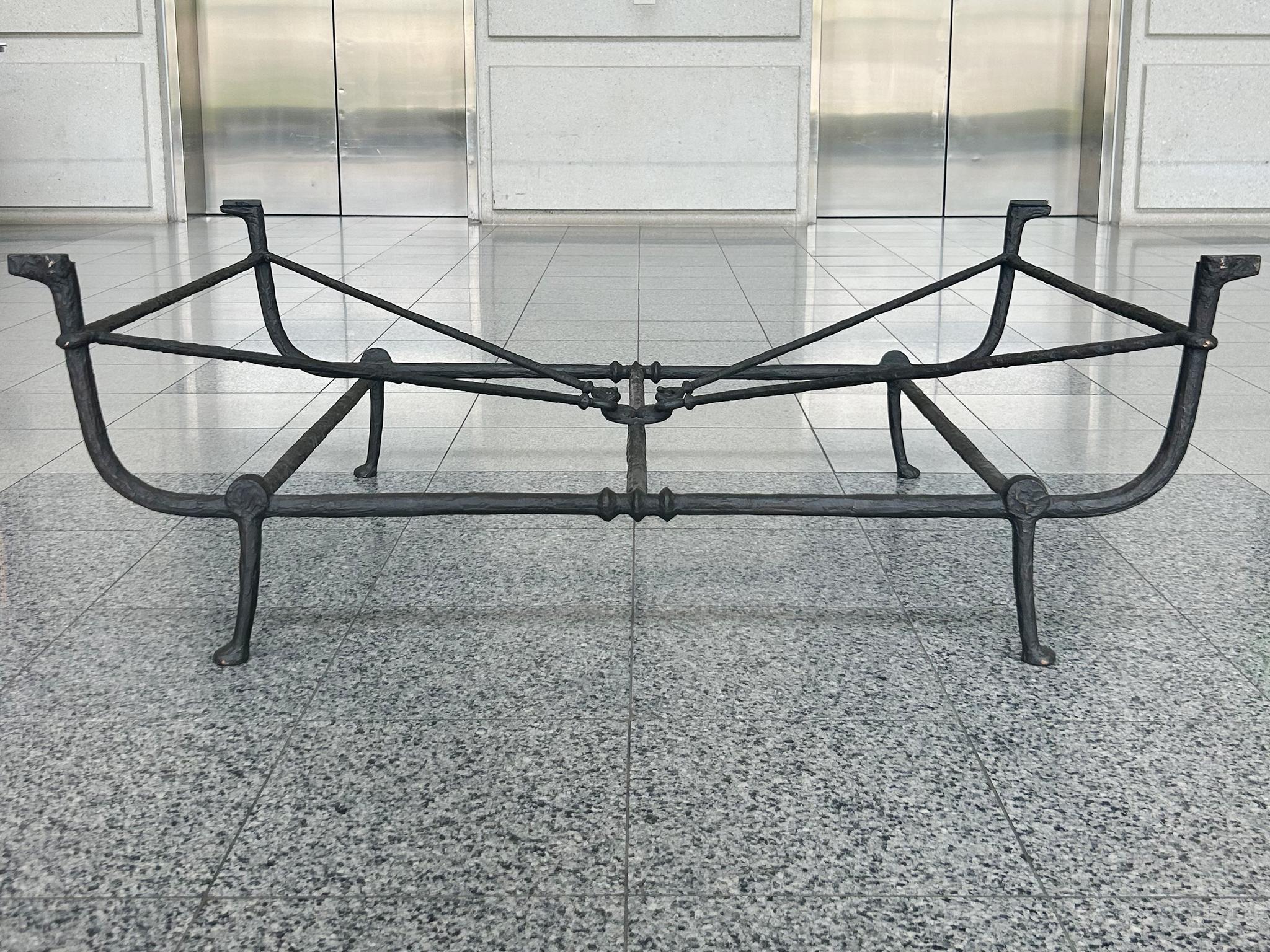 Dieser Couchtisch aus dem späten 20. Jahrhundert wurde von den skulpturalen Entwürfen des Künstlers Diego Giacometti inspiriert und ist ein materiell substanzieller Tisch, der von den erwarteten klaren Linien der Midcentury Modern Möbel abweicht.