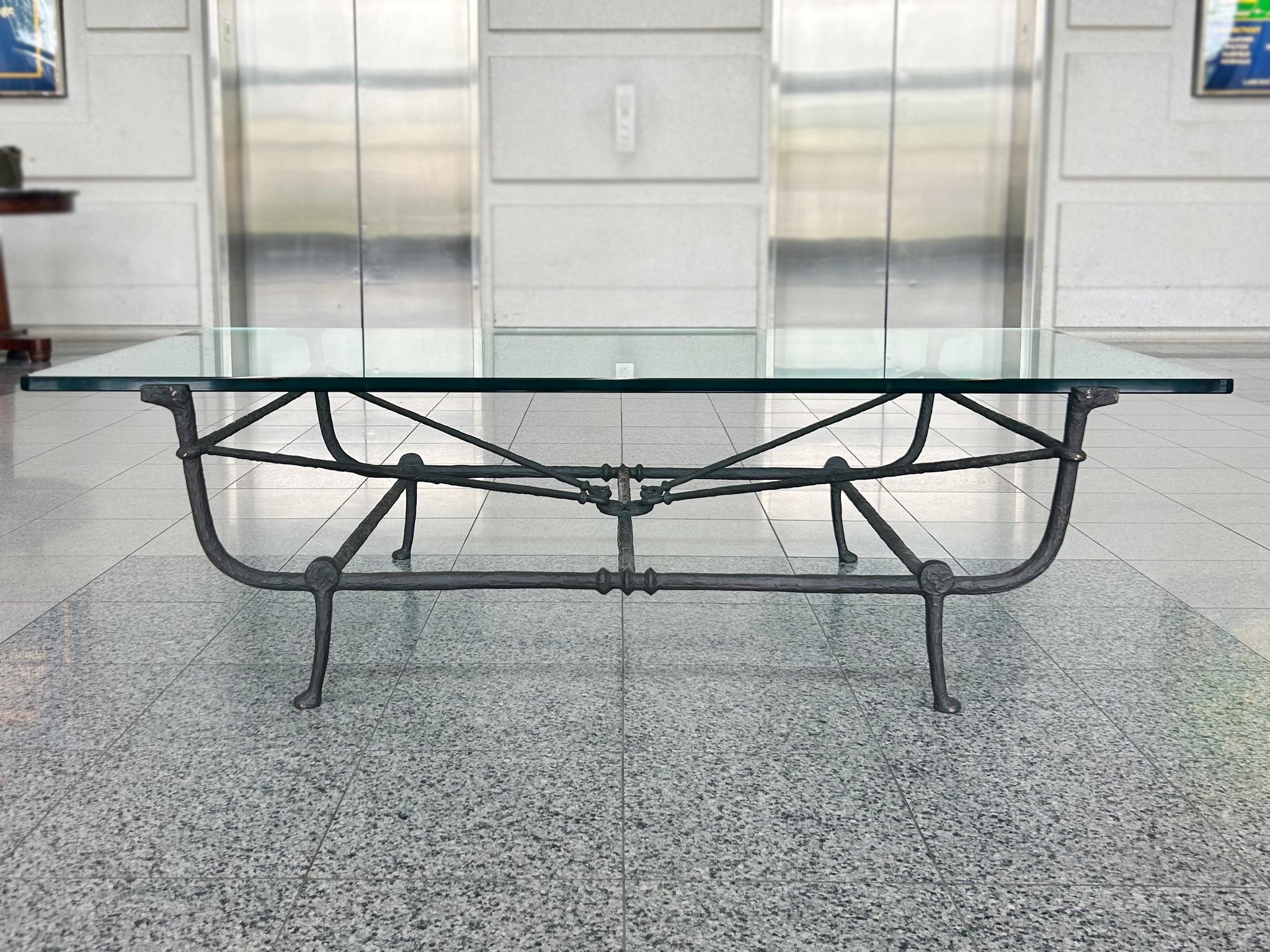 Diego Giacometti Stil Bronze & Glas Couchtisch im Zustand „Gut“ im Angebot in New York, NY