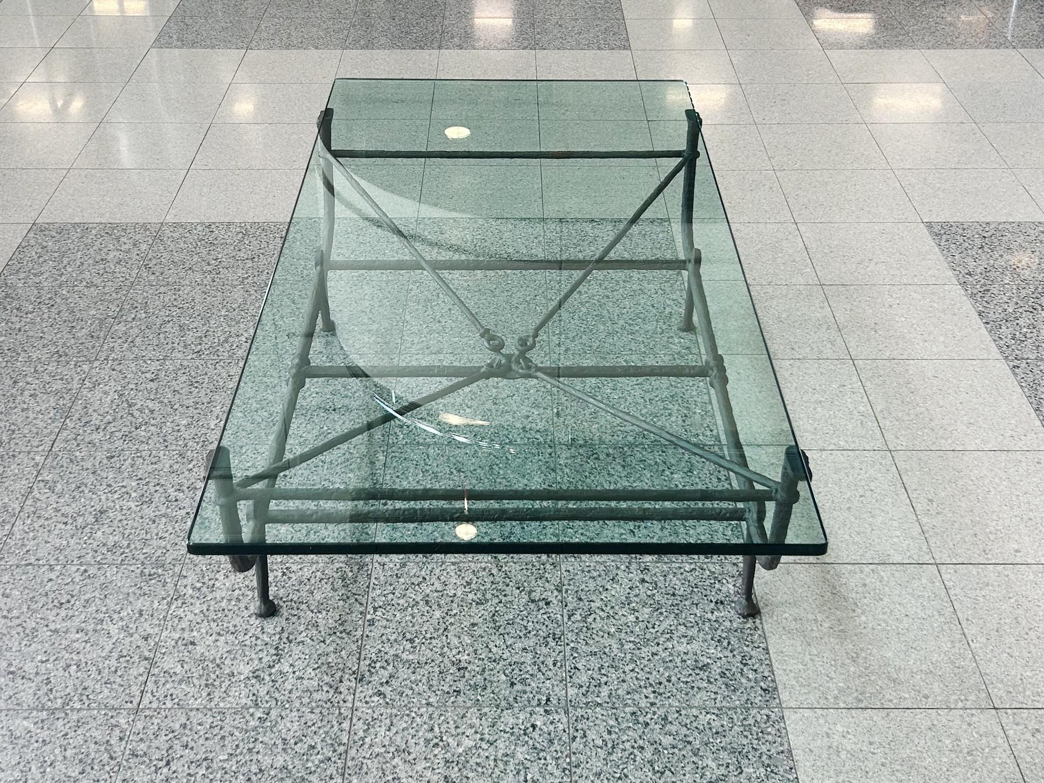 Diego Giacometti Stil Bronze & Glas Couchtisch im Angebot 2
