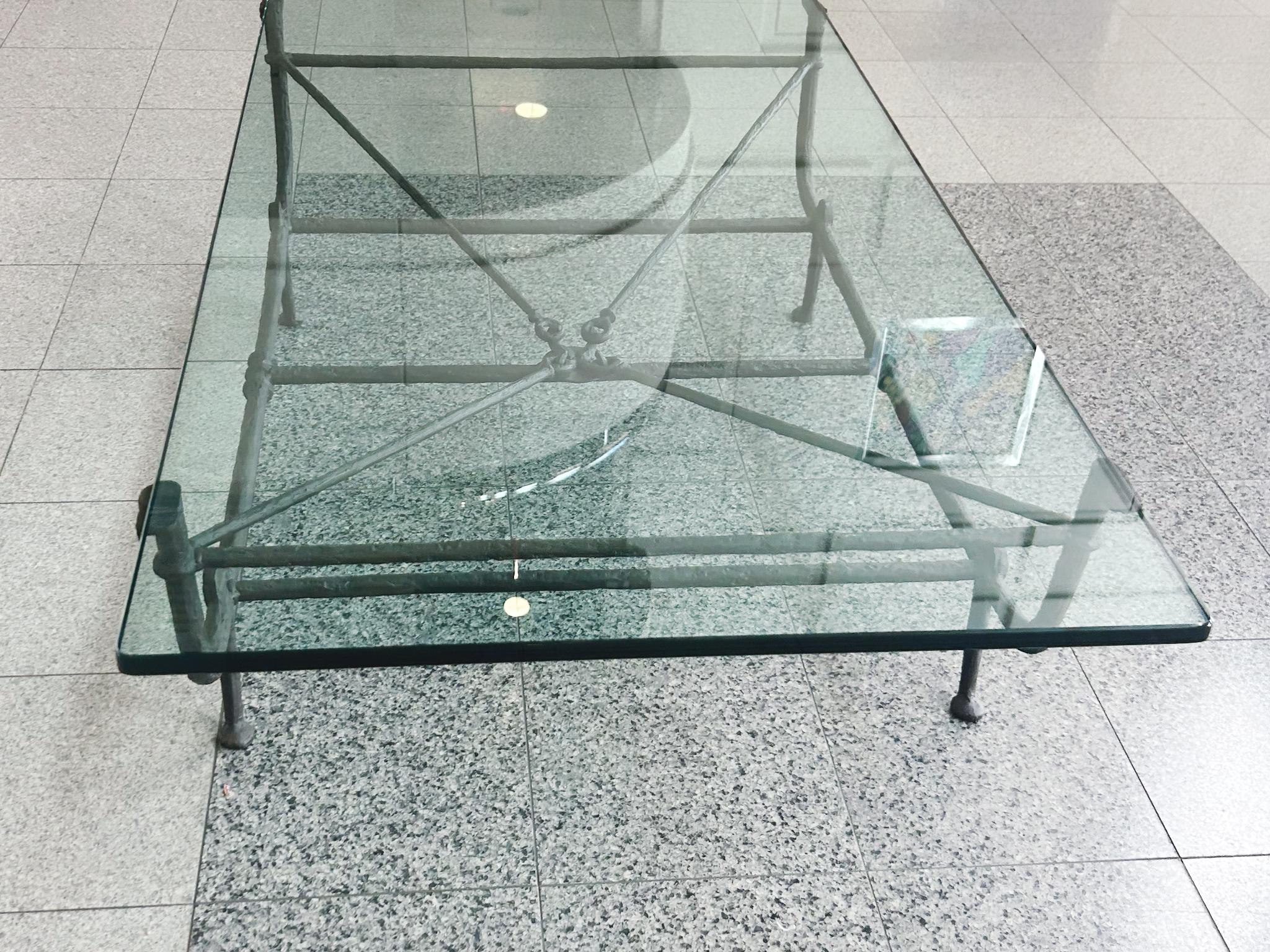 Diego Giacometti Stil Bronze & Glas Couchtisch im Angebot 3