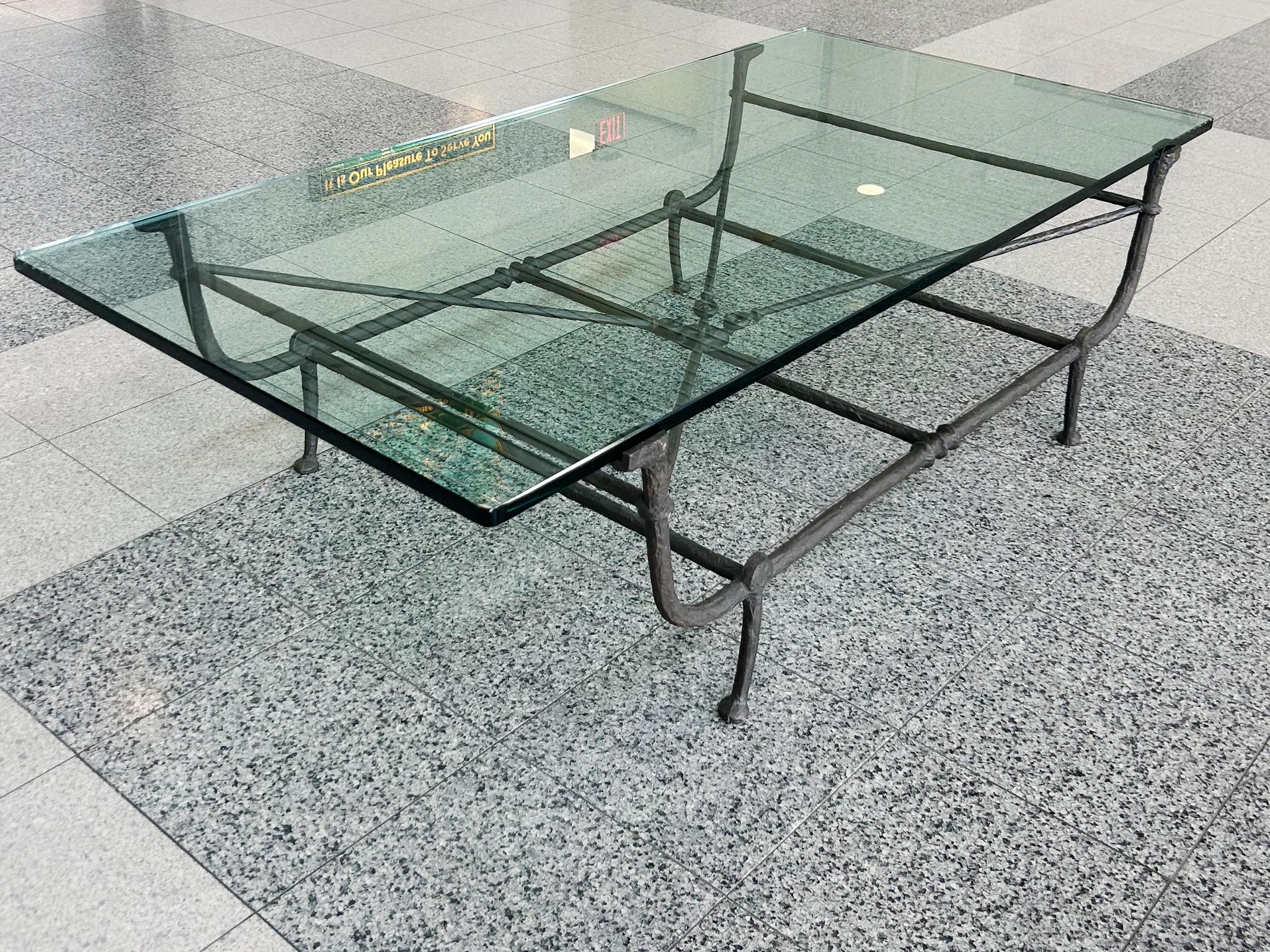 Diego Giacometti Stil Bronze & Glas Couchtisch im Angebot 4