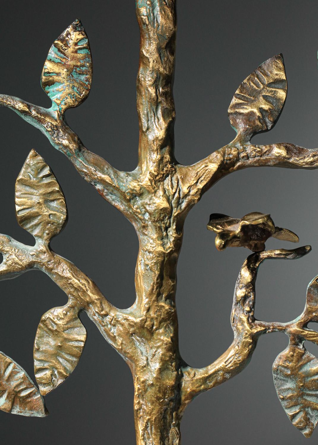 Sculptural table lamp from the 1960s in the style of Diego Giacometti. Solid bronze base with gilded patina, in the shape of a tree with leaves and a bird. A highly decorative and poetic lamp. Very fine vintage condition with superb patina on the