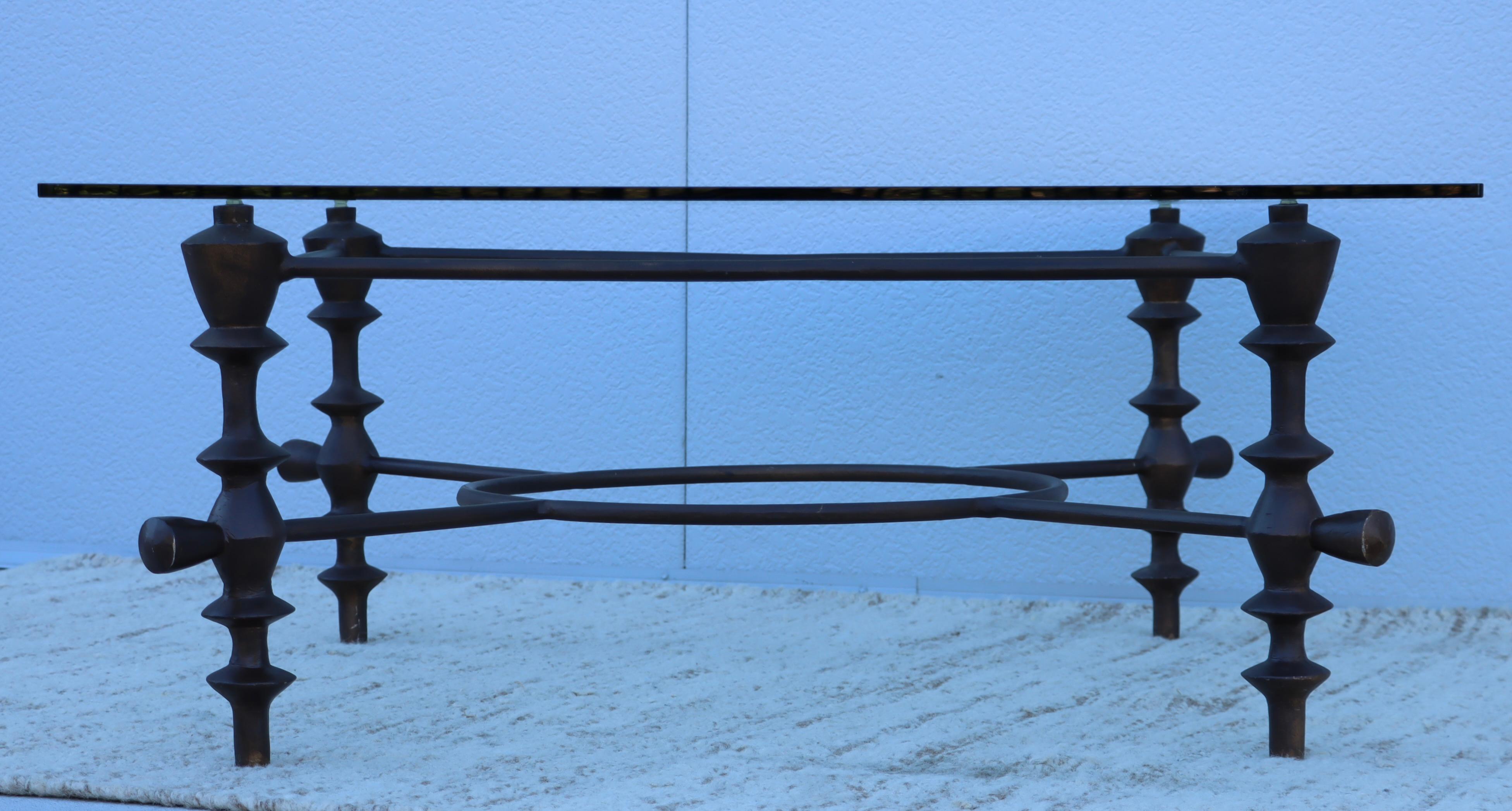 Étonnante table basse des années 1980 en fonte d'aluminium avec une grande table basse plaquée bronze dans le style de Diego Giacometti, en état d'origine vintage avec quelques légères rayures à la finition bronze et une certaine usure du verre.
