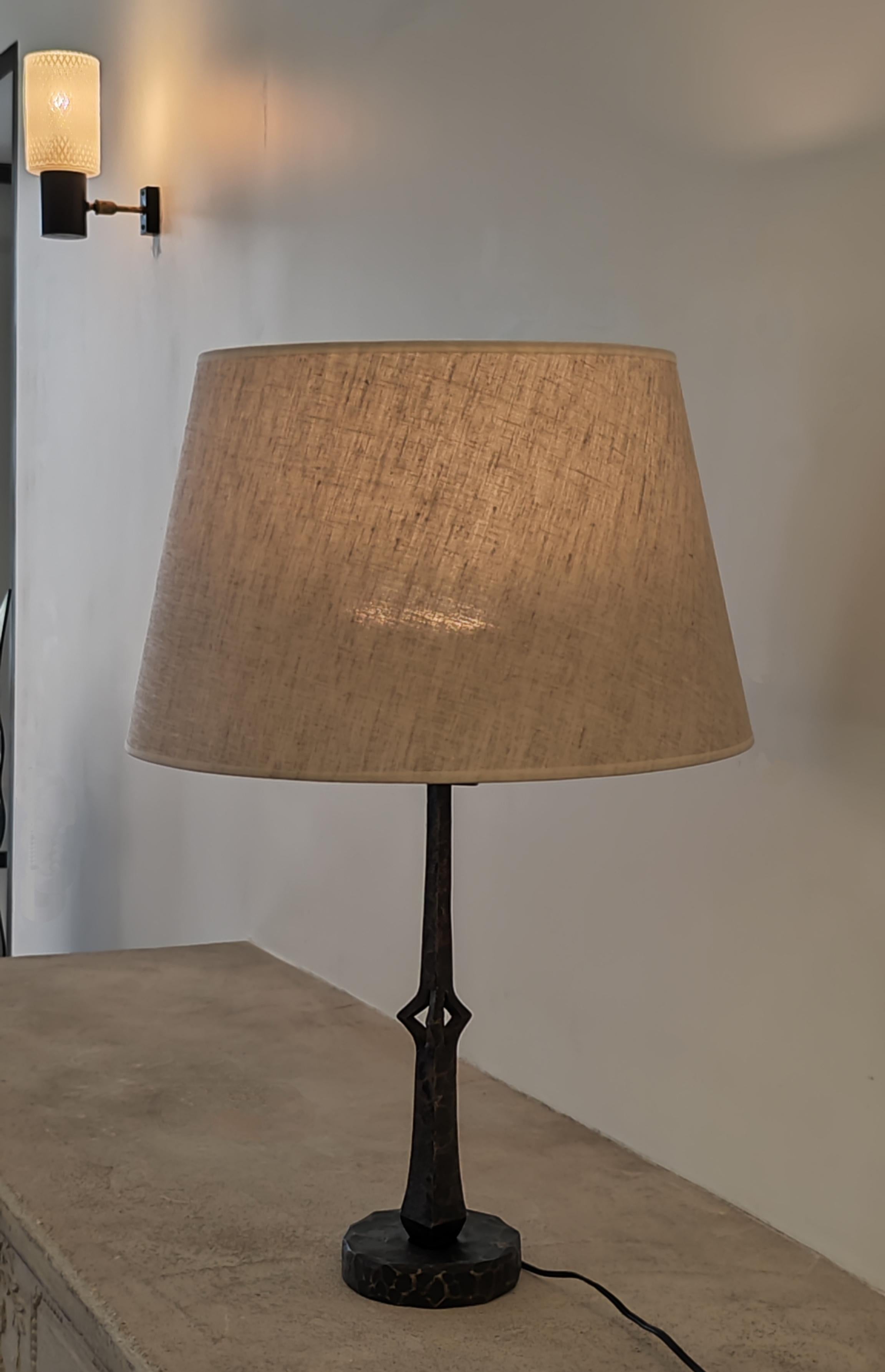 Hammered Diego Giacometti style wrought iron table lamp - 1950s - Italy - Brutalist style For Sale