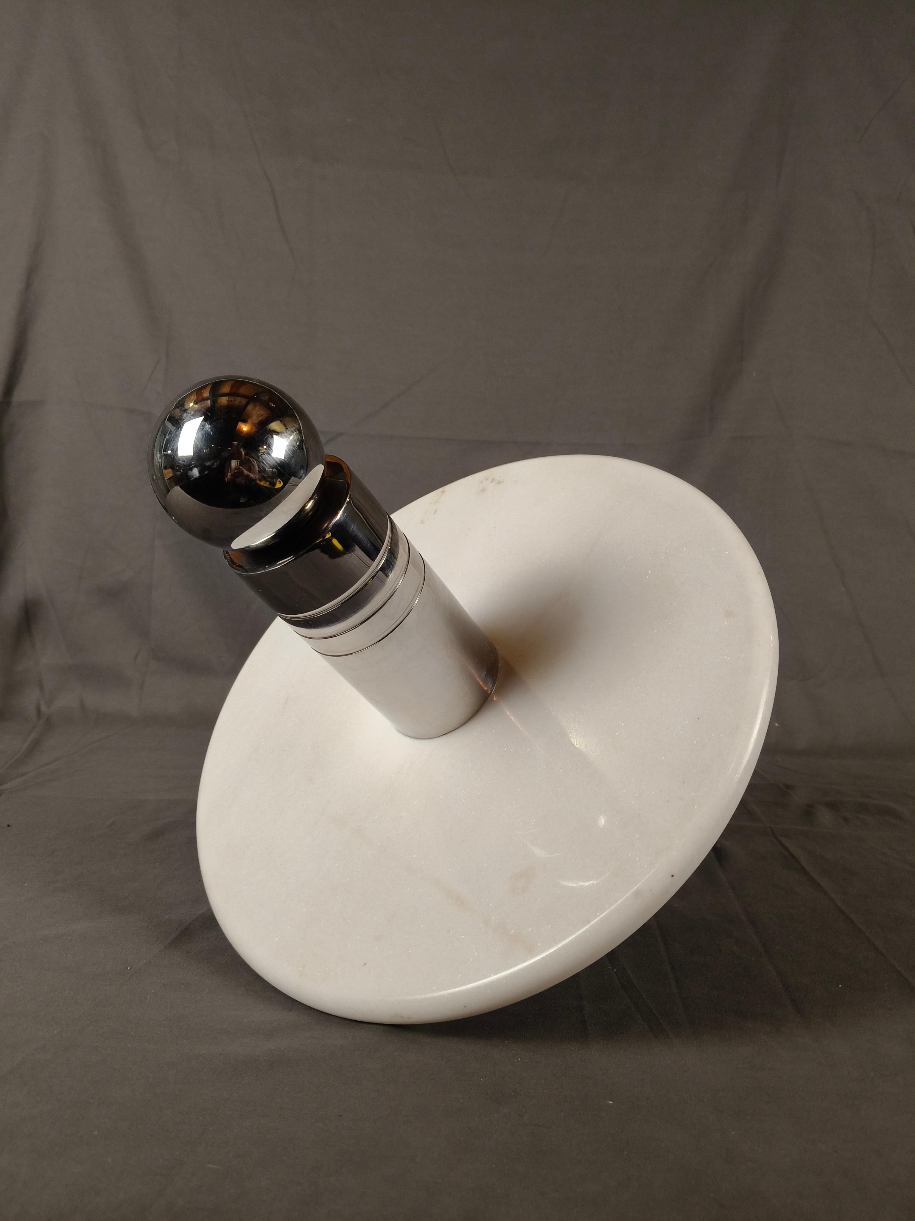 Messicano Scultura a trottola in marmo e vetro cromato di Diego Matthai in vendita