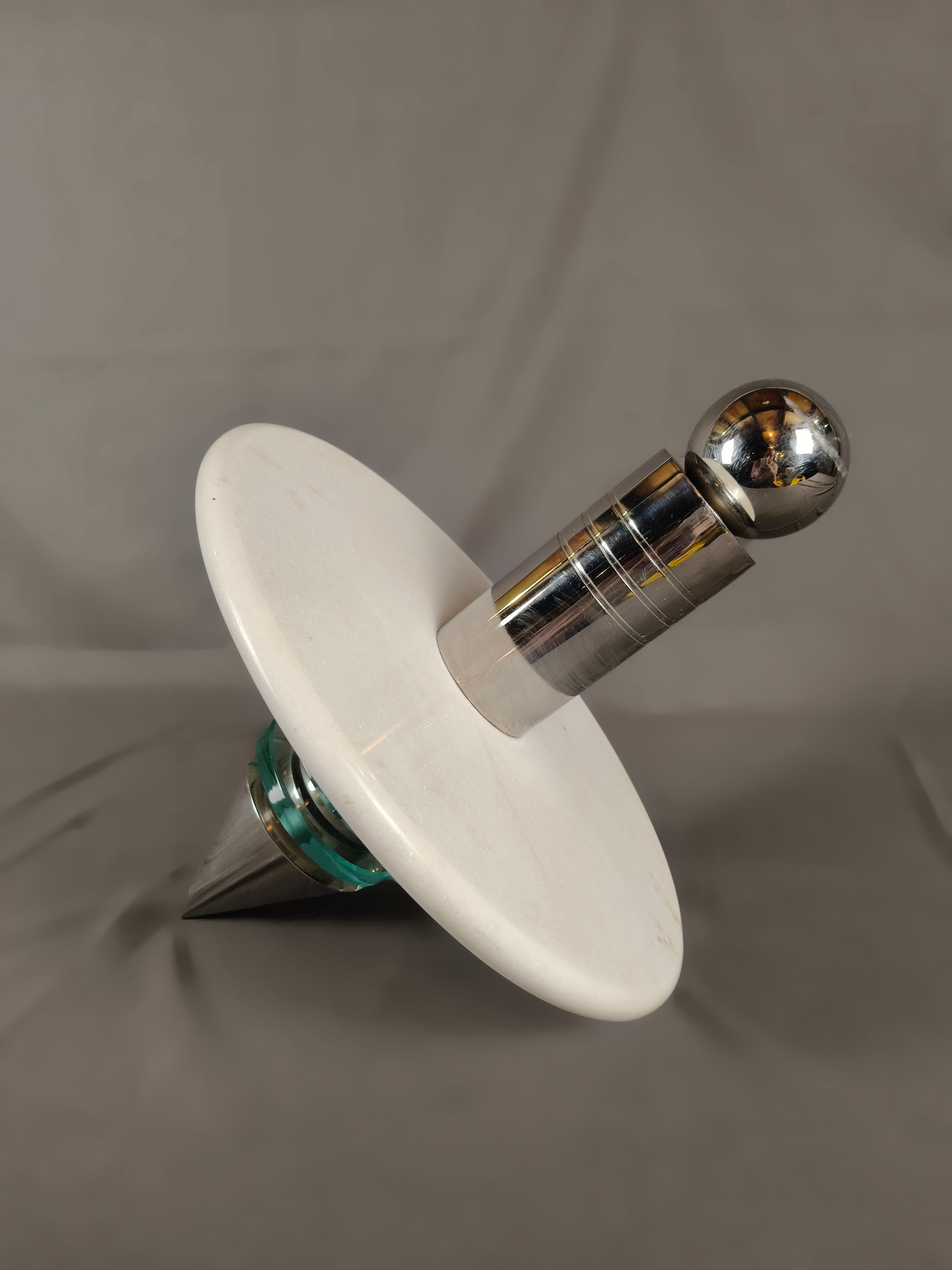 Cromo Scultura a trottola in marmo e vetro cromato di Diego Matthai in vendita