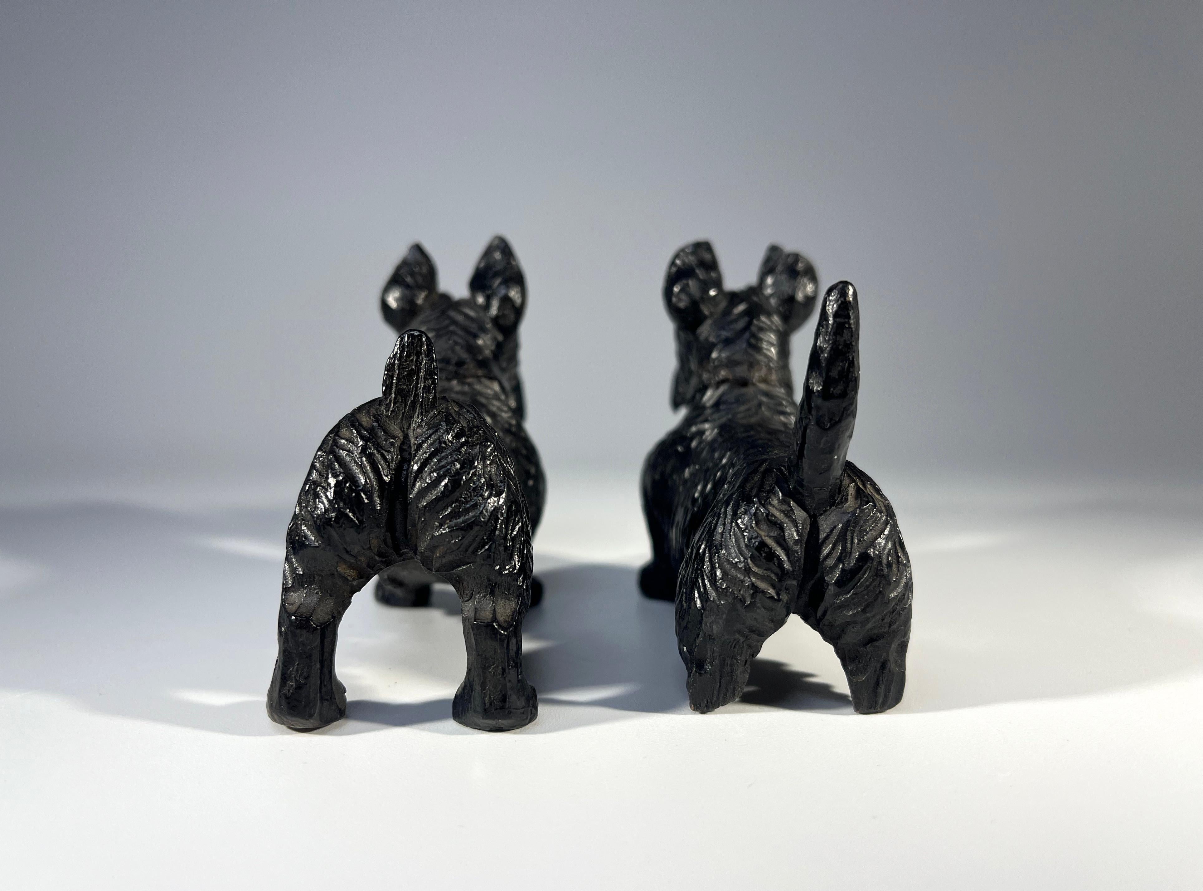 Diehard Pair Of Miniature Black Forest Hand Carved Scottish Terrier Scottie Dogs In Good Condition In Rothley, Leicestershire