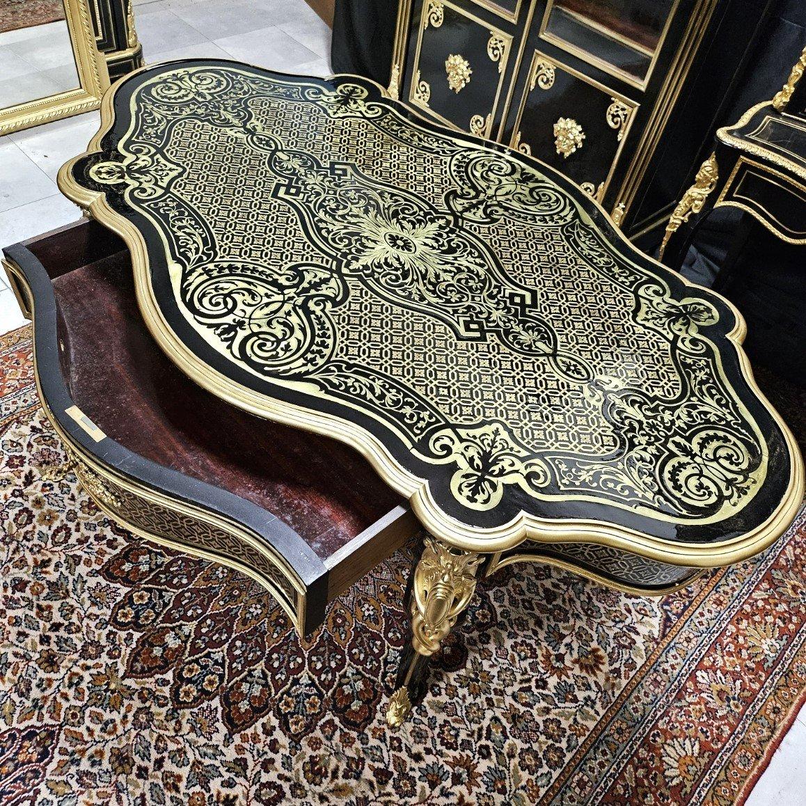 Superbe table de Diehl en  Violon Boulle avec riche  Marqueterie en résille, époque Napoléon III, Somptueuse table centrale en forme de violon, marqueterie en résille de Boulle, en laiton sur fond de placage d'ébène, composée d'un entrelacs de