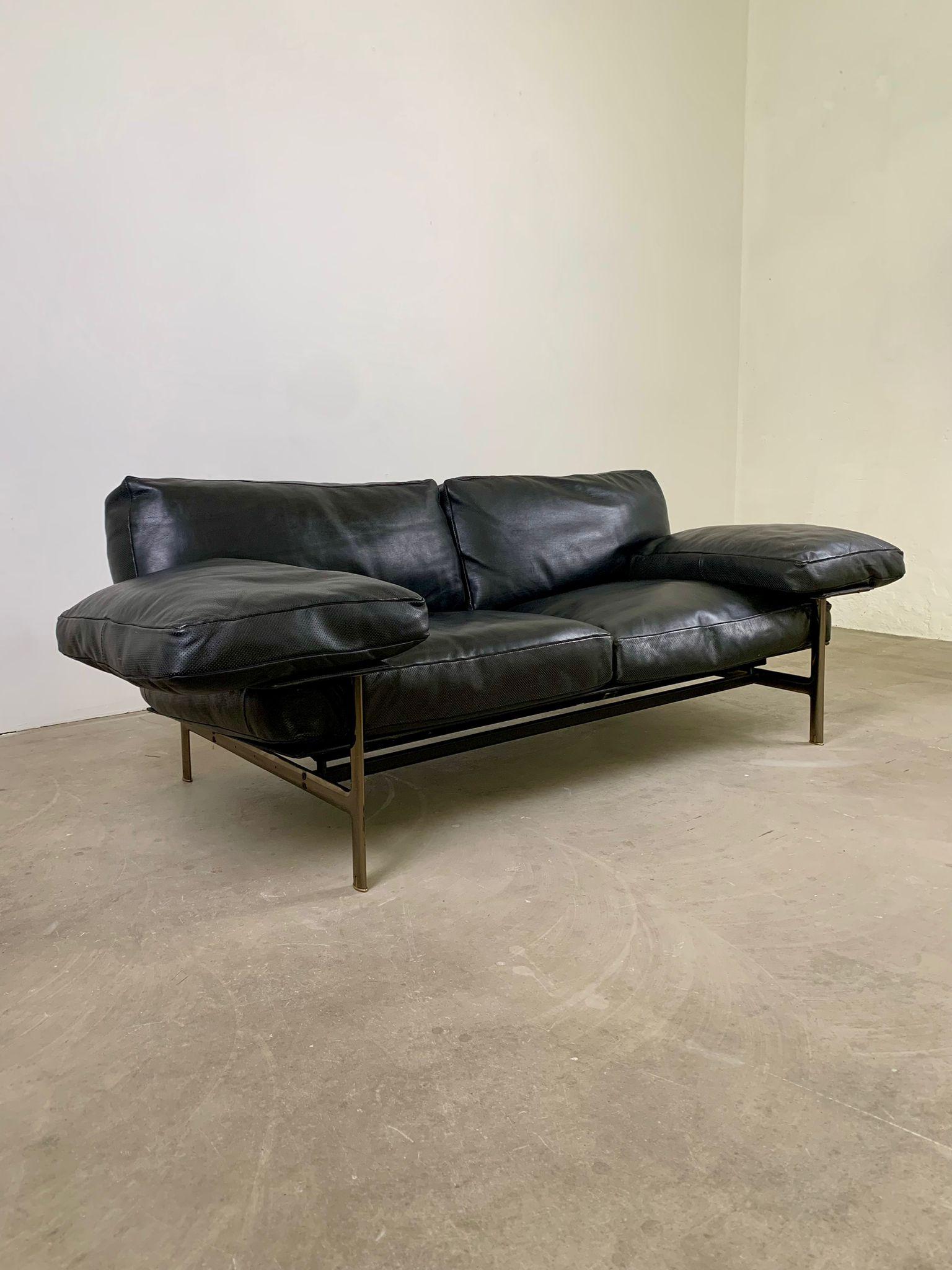 Diesis schwarzes Ledersofa, erste Serie, von Antonio Citterio für B&B Italia, 1978
Der Diesis wurde von Antonio Citterio und Paolo Nava entworfen und ist eine echte Ikone des modernen Designs. Dies ist die zweisitzige Version mit einem Gestell aus