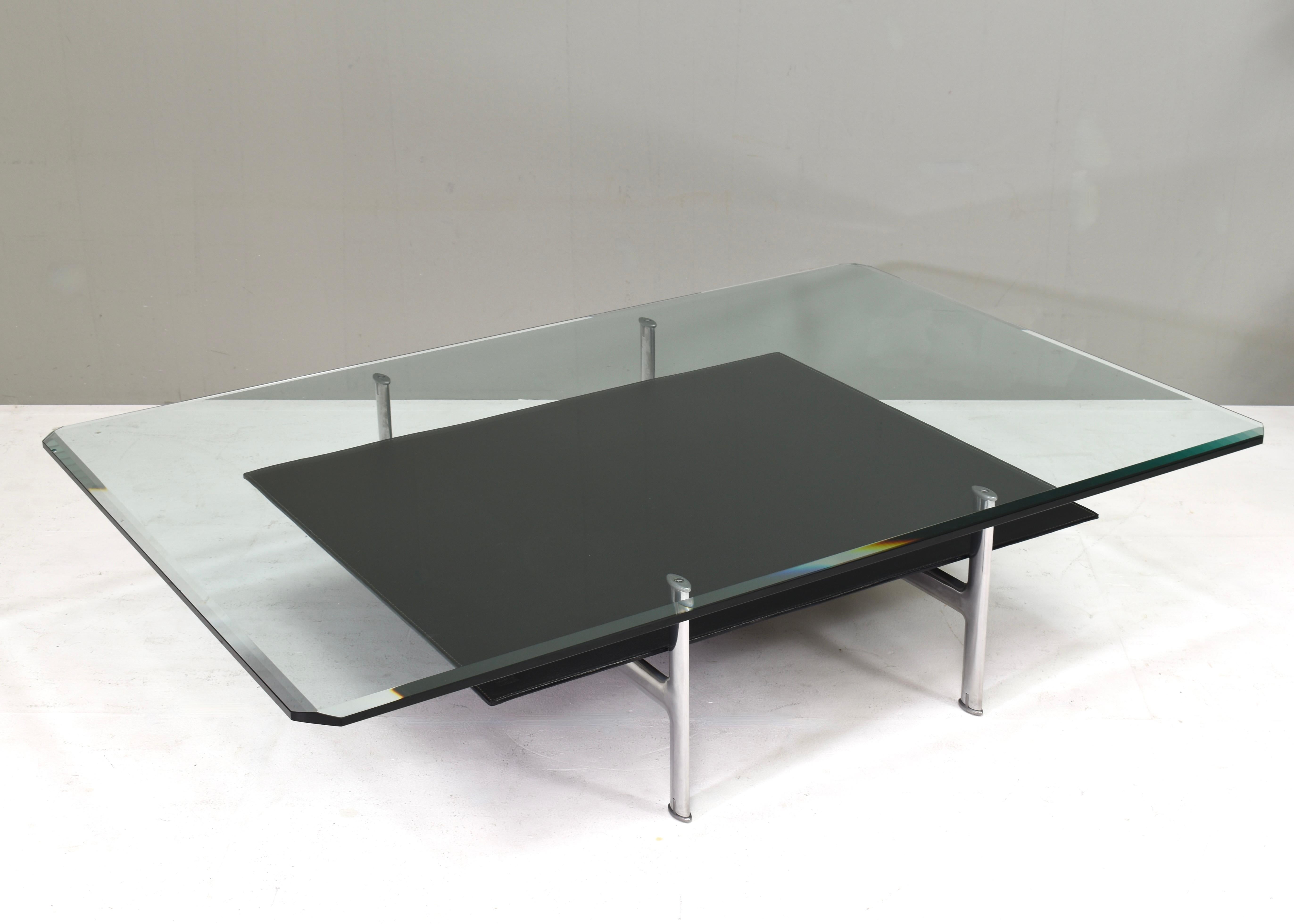 Sophistication intemporelle et précision sculpturale.

La table basse Diesis est un célèbre design d'Antonio Citterio et Paolo Nava, créé en 1979 pour B&B Italia. Il fait partie de la collection Diesis, qui comprend des canapés, des lits de jour et
