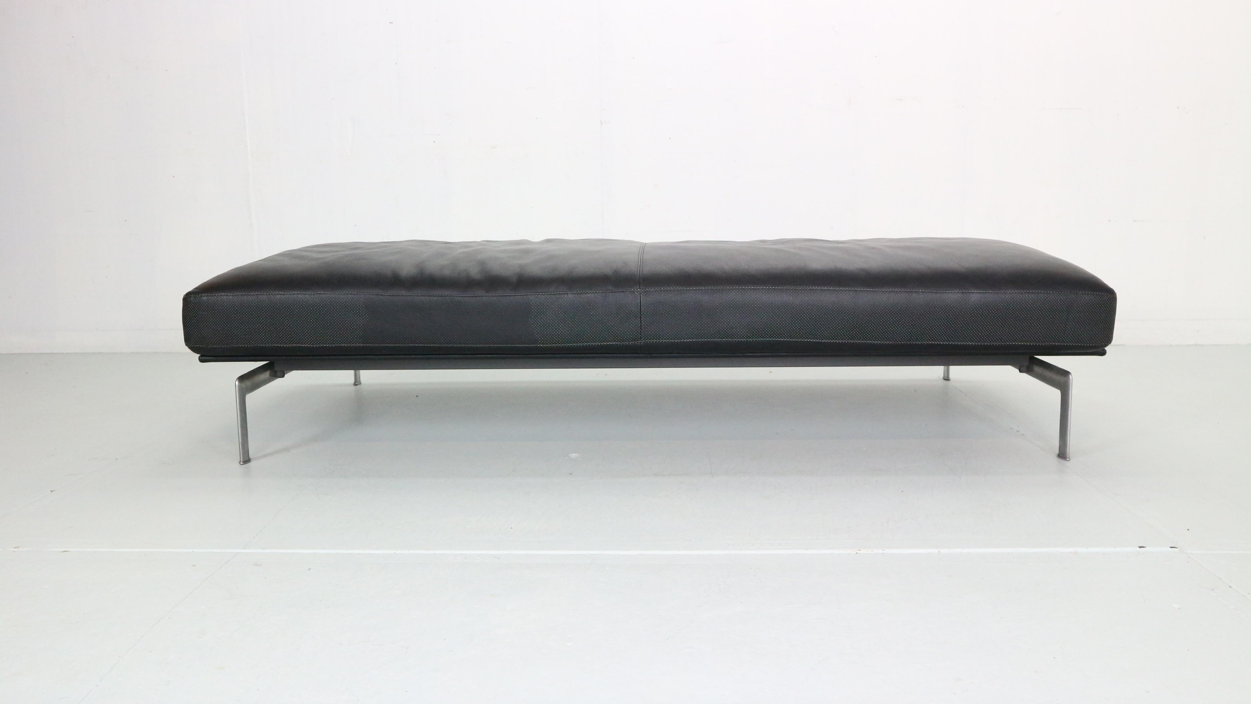 Daybed created in 1980 by Antonio Citterio Paolo Neva for B&B ITALIA manufacture.
Black leather resting on brushed steel frame.
The leather patina is in a good condition without cracks, scratches or colour differences.
An elegant and