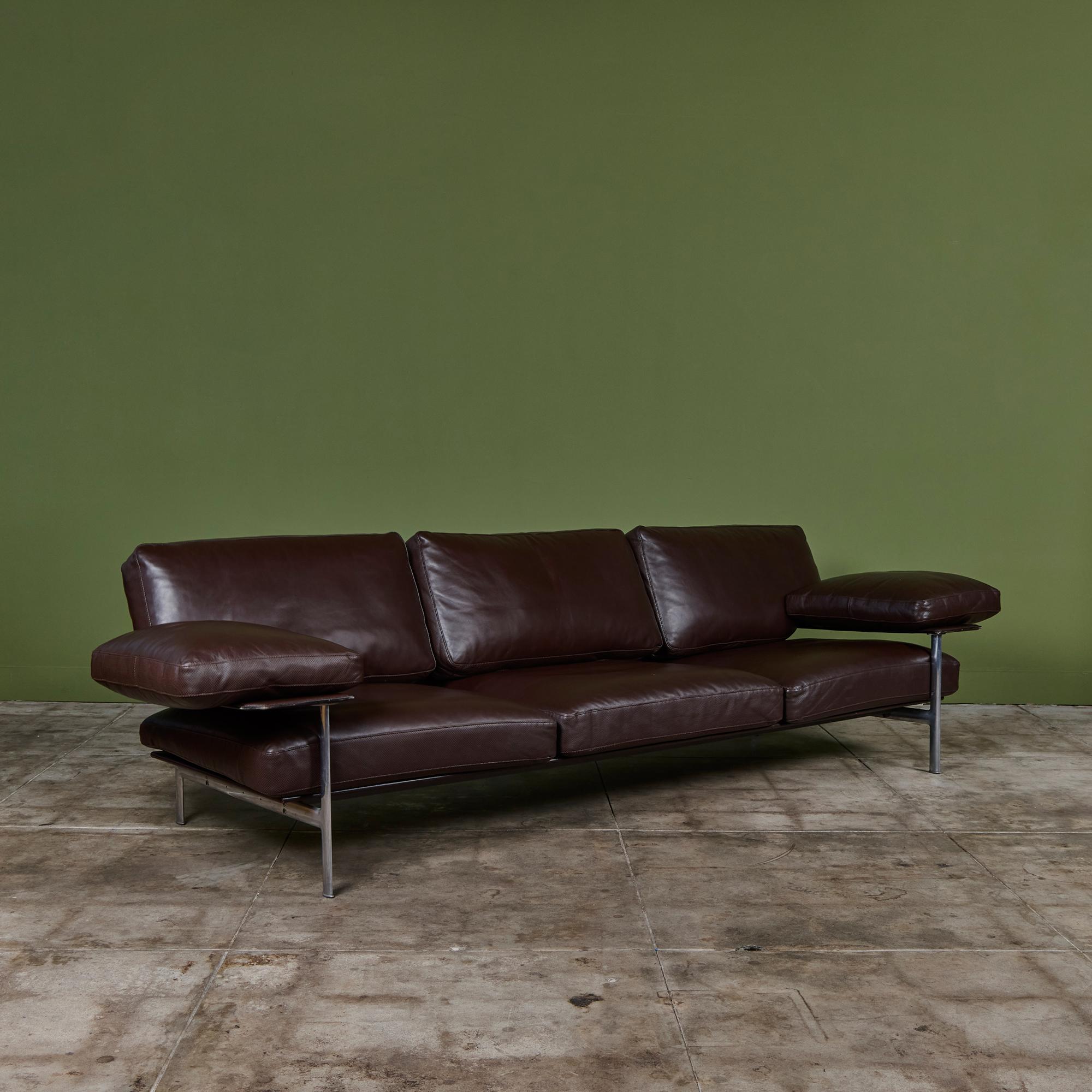 Sofá de Antonio Citterio y Paolo Nava para B&B Italia, Italia. Diseñado originalmente en 1979, el sofá de tres plazas tiene una estructura de tubo de acero y cojines de cuero marrón chocolate. El sofá tiene un asiento profundo y reposabrazos