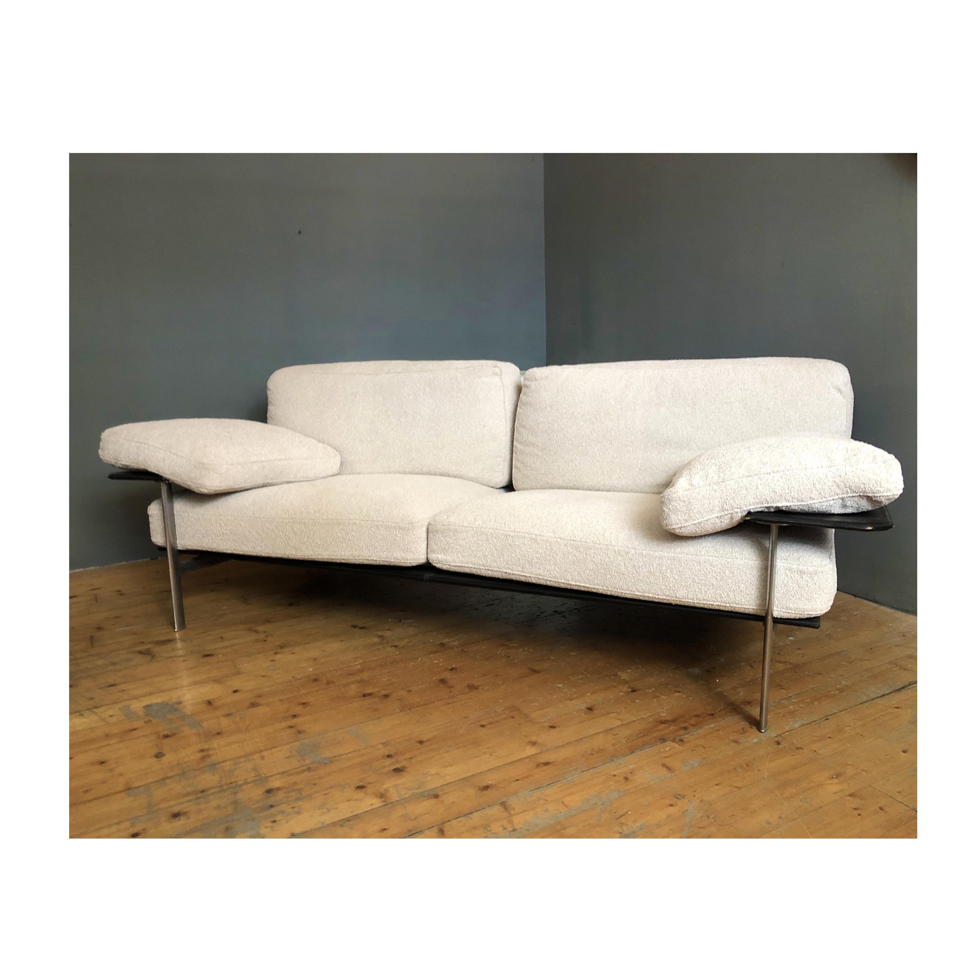 Diesis sofa by Antonio Citterio for B&B Italia two-seater in white bouclè fabric

Diesis sofa, by B&B Italia.
The two-seater sofa is a product of B&B Italia from the 1970s
The structure in black leather and steel, steel foot.
Upholstery in new white