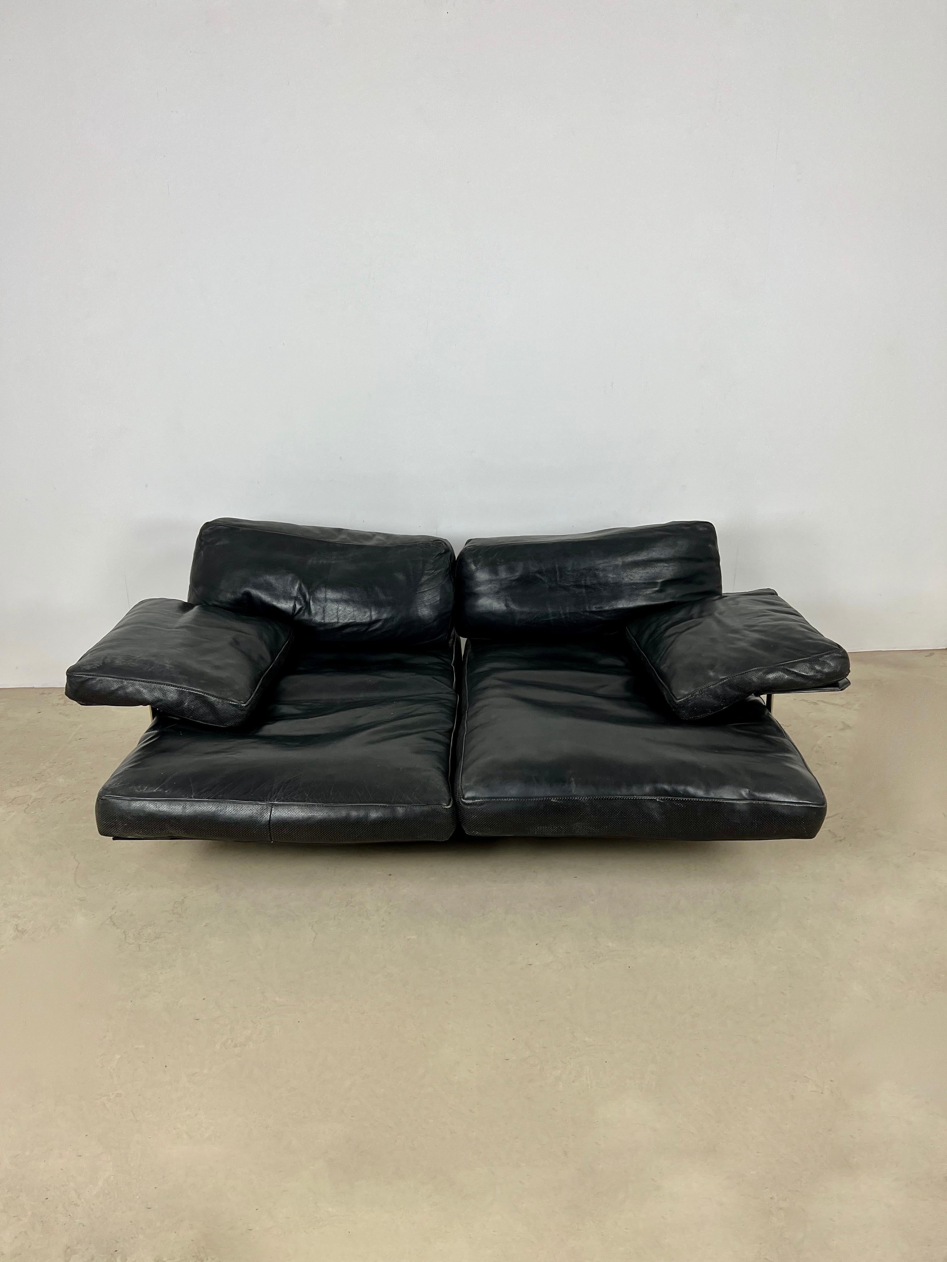 Black leather sofa. stamped under the seat (see photo). Wear due to time and age of the sofa. Seat height: 38cm.