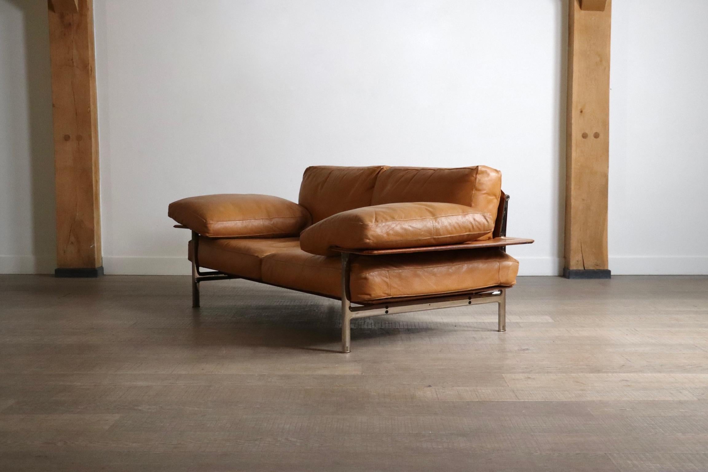 Atemberaubendes Diesis-Sofa aus hellbraunem oder cognacfarbenem Leder und dunklem Aluminiumgussrahmen mit Messingdetails, entworfen von Antonio Citterio im Jahr 1979.

Die Messingdetails an den Füßen verraten, dass es sich um ein Sofa der ersten