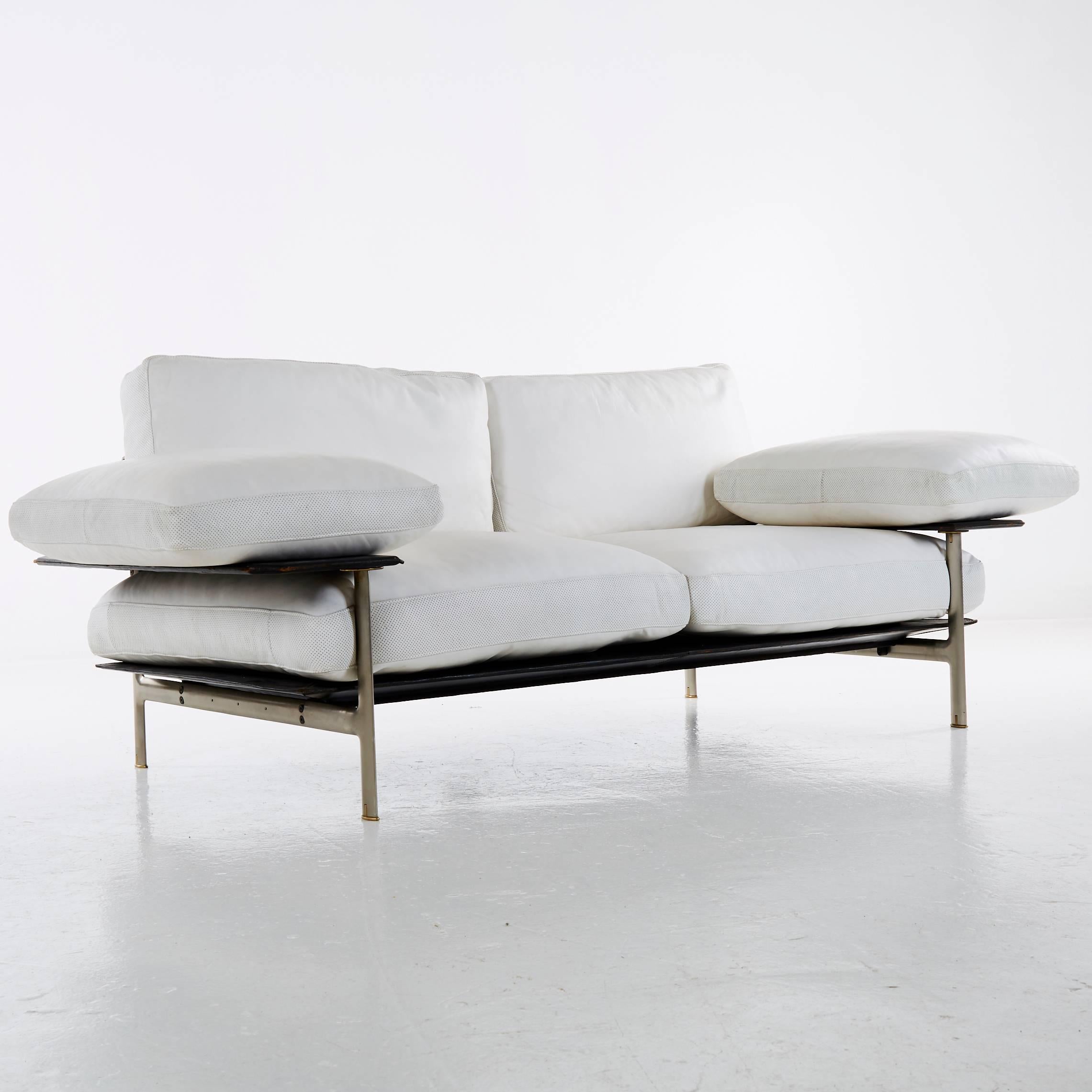 Diesis Sofa, entworfen von Antonio Citterio und Paolo Nava für B&B Italia, Italien, 1979. Ausführung in poliertem Aluminium mit schwarzen Lederarmen und Rückenlehne mit losen, daunengefüllten Kissen aus weißem Leder.