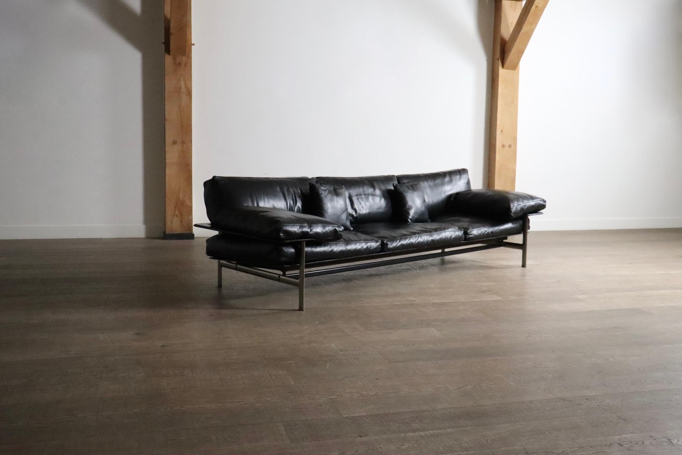 Atemberaubendes Diesis-Dreisitzer-Sofa aus schwarzem Leder und Aluminiumgussrahmen mit Messingdetails, entworfen von Antonio Citterio im Jahr 1979.

Die Verwendung von ausschließlich hochwertigen MATERIALEN macht dieses Design auch heute noch sehr