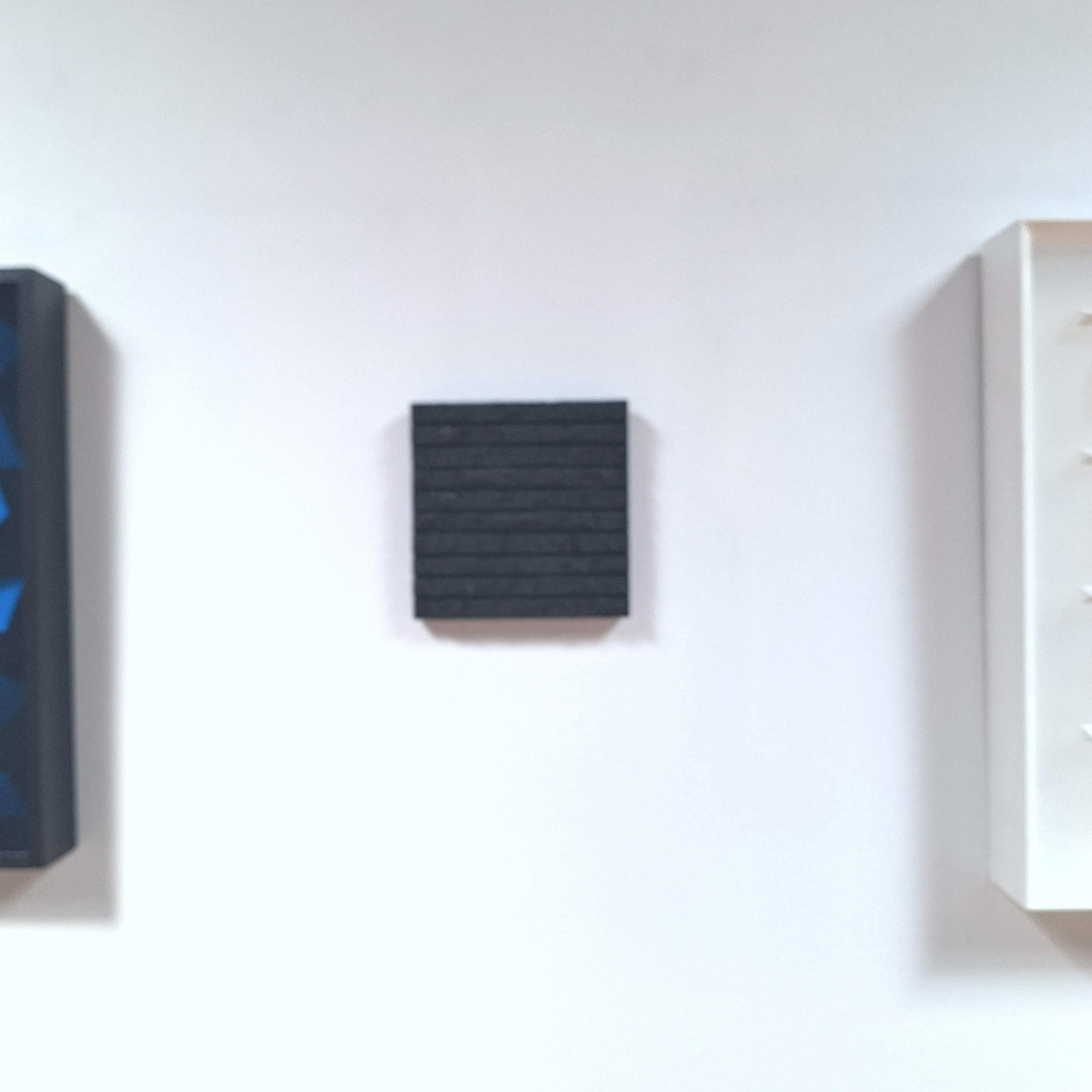 Kleine zeitgenössische moderne schwarze Wand Skulptur Malerei Relief BK15LH – Painting von Dieter Kränzlein