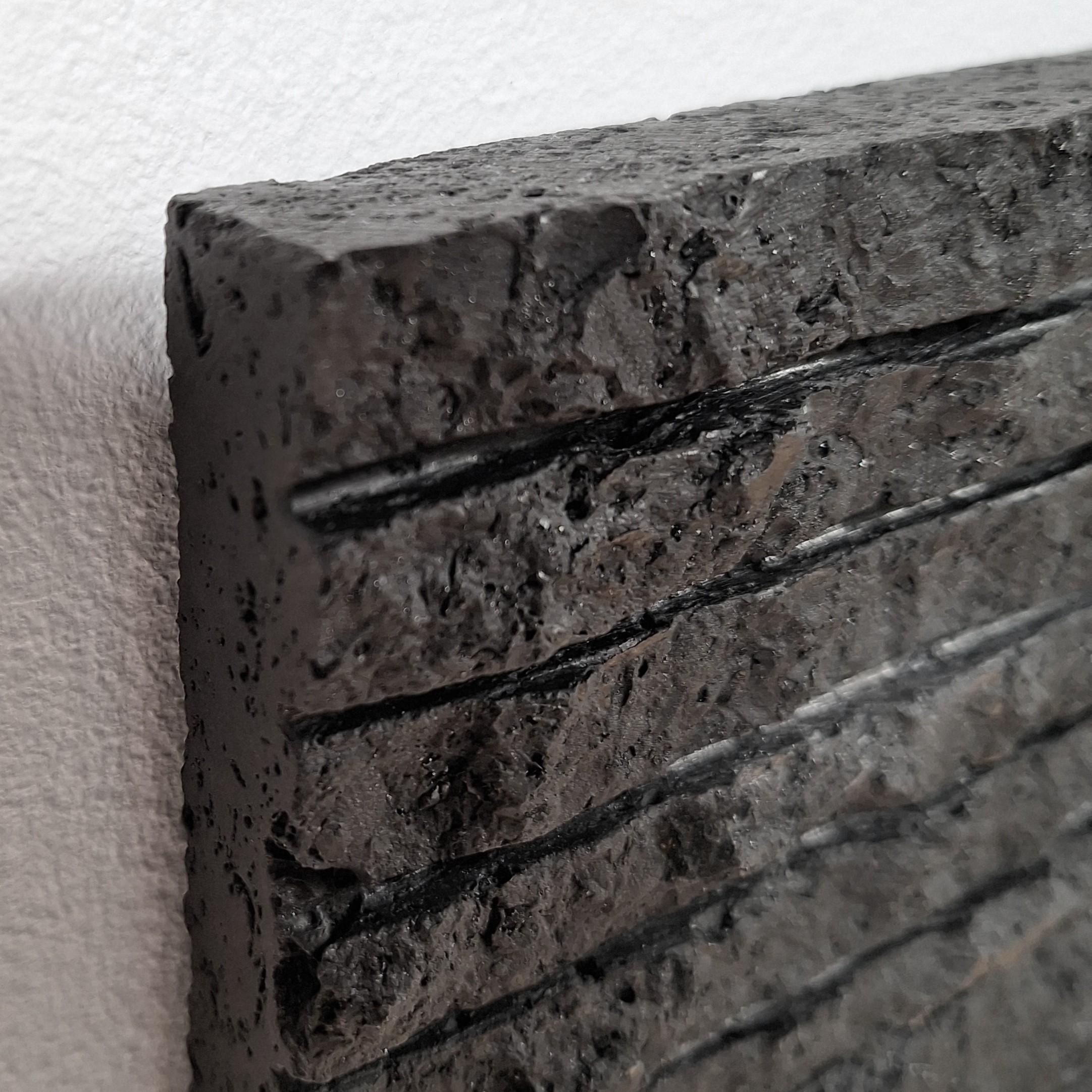 o.T. (BK15LH) ist ein einzigartiges Relief einer modernen Wandskulptur im Kleinformat des deutschen Künstlers Dieter Kränzlein. Dieses Skulpturenrelief ist aus einem einzigen Kalksteinblock gehauen und mit einer dünnen Schicht speziell entwickelter