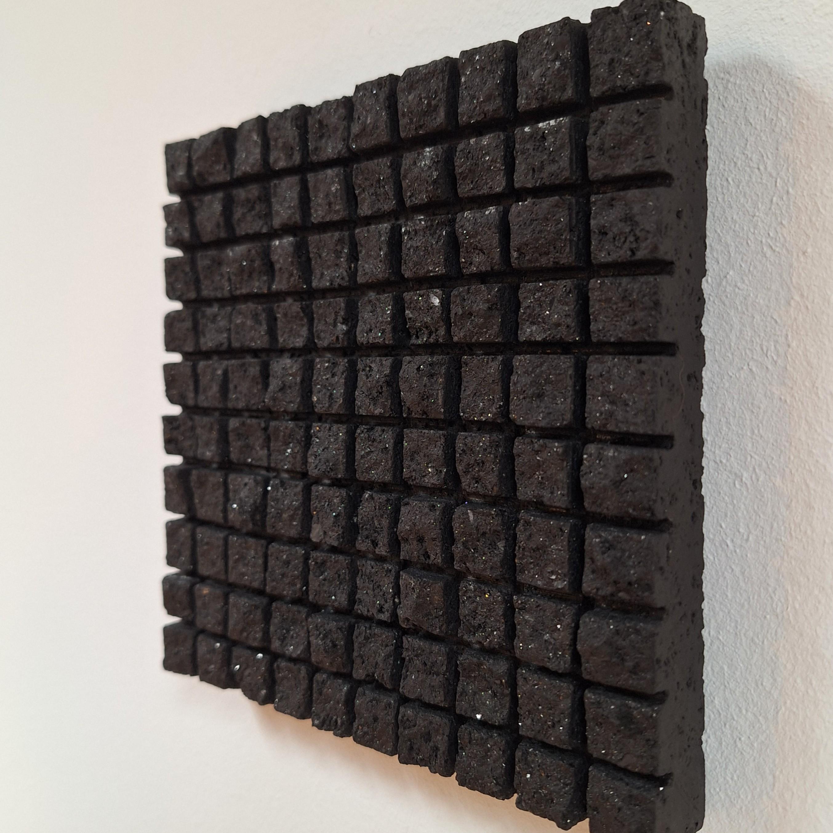 o.T. (BK15SQ) pequeña escultura mural contemporánea moderna en relieve de color negro - Abstract Sculpture Negro de Dieter Kränzlein