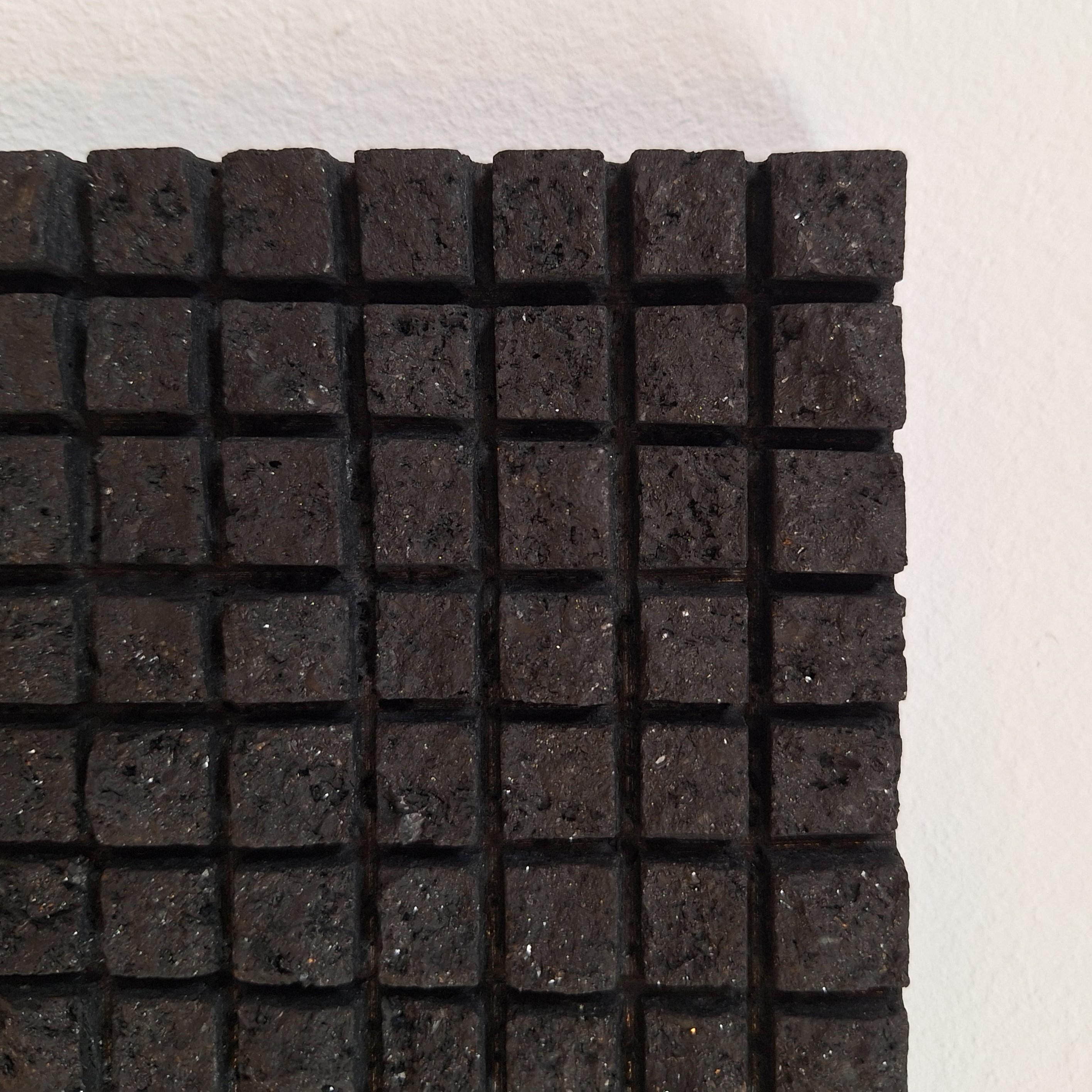 o.T. (BK15SQ) es una escultura mural moderna contemporánea en relieve, única y de pequeño tamaño, del artista German artist Dieter Kränzlein. Este relieve escultórico está tallado en un único bloque de piedra caliza, tratado con una fina capa de