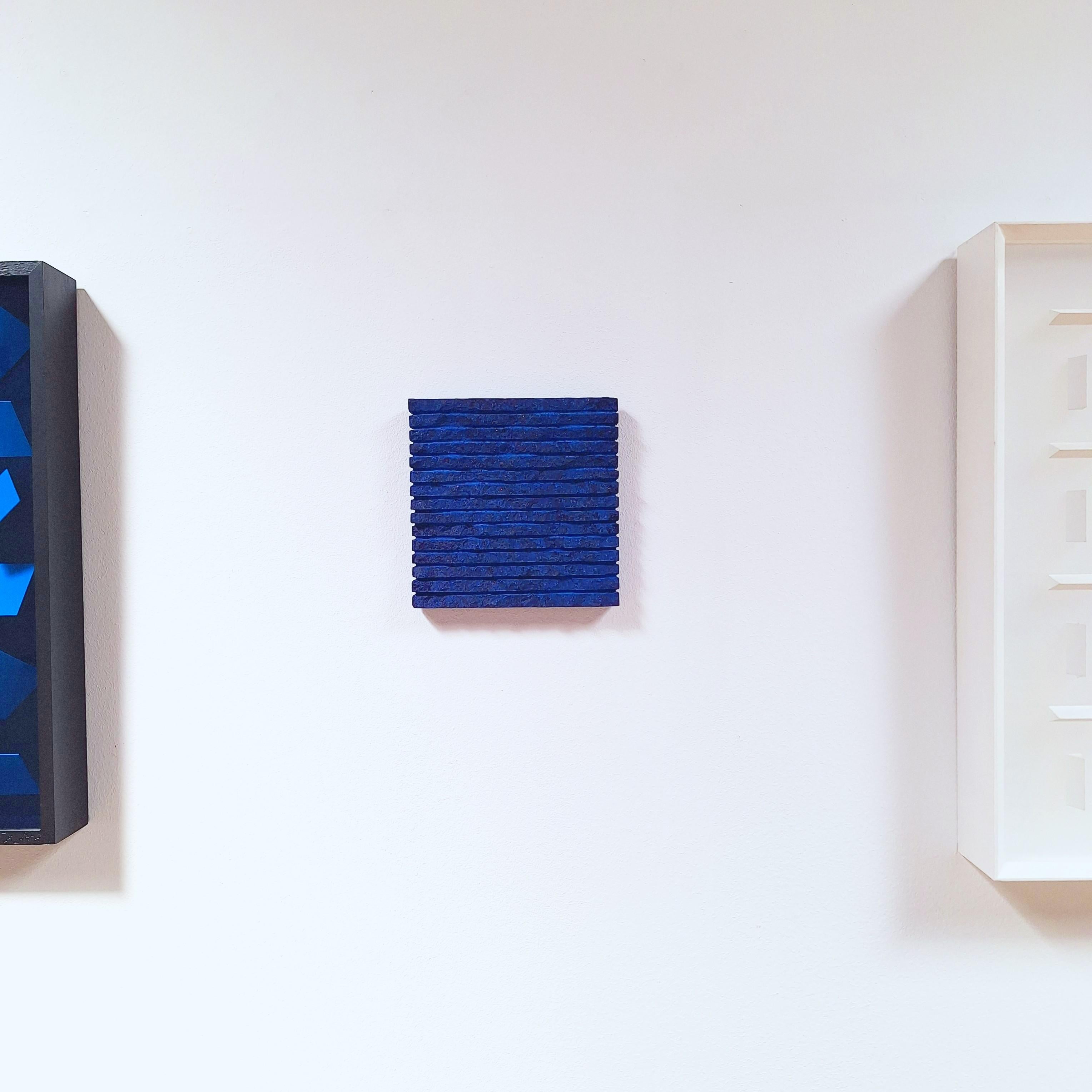 o.T. (BL15LH) kleine zeitgenössische moderne blaue Wandskulptur Gemälde Relief – Painting von Dieter Kränzlein