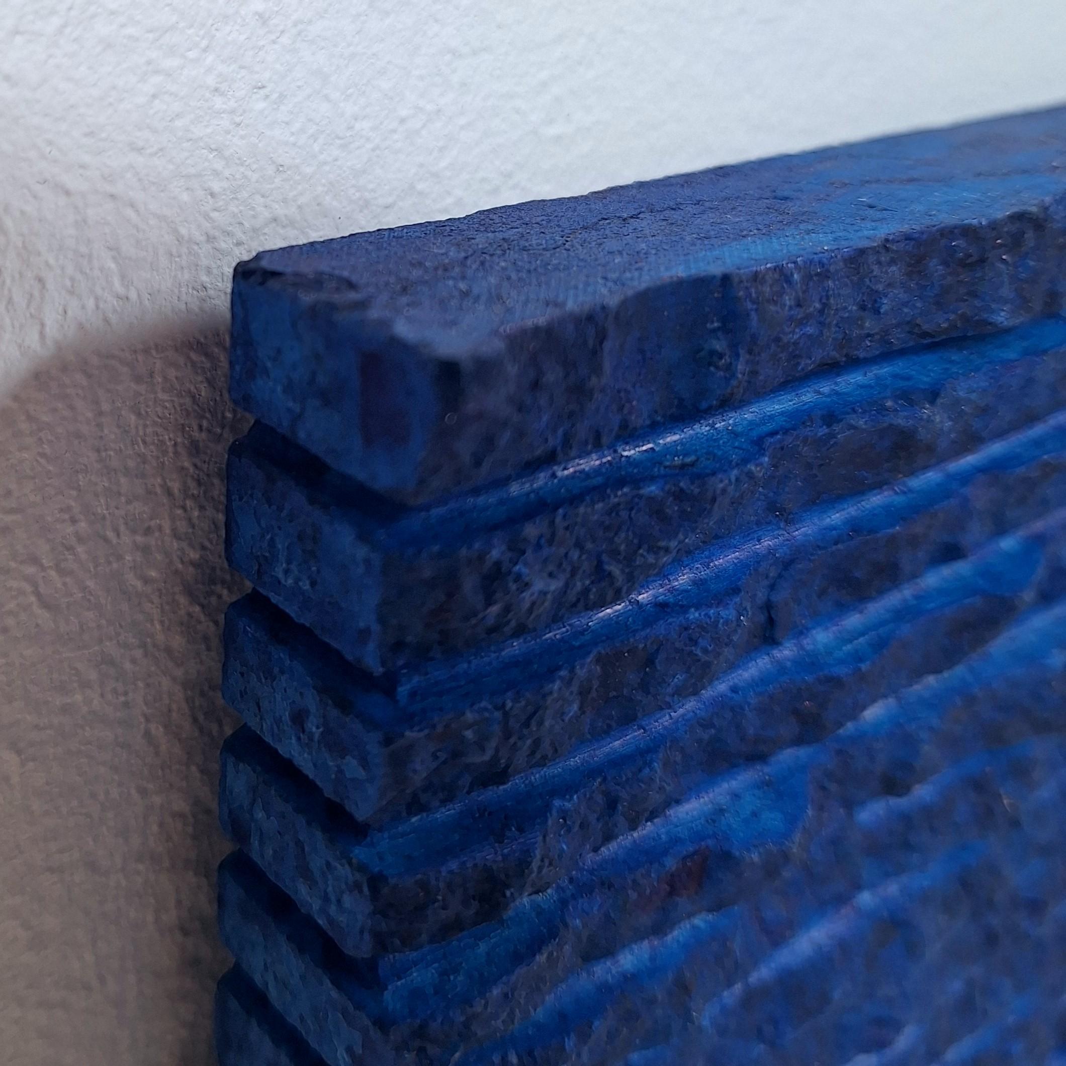 o.T. (BL15LH) ist ein einzigartiges Relief einer modernen Wandskulptur im Kleinformat des deutschen Künstlers Dieter Kränzlein. Dieses Skulpturenrelief ist aus einem einzigen Kalksteinblock gehauen und mit einer dünnen Schicht speziell entwickelter