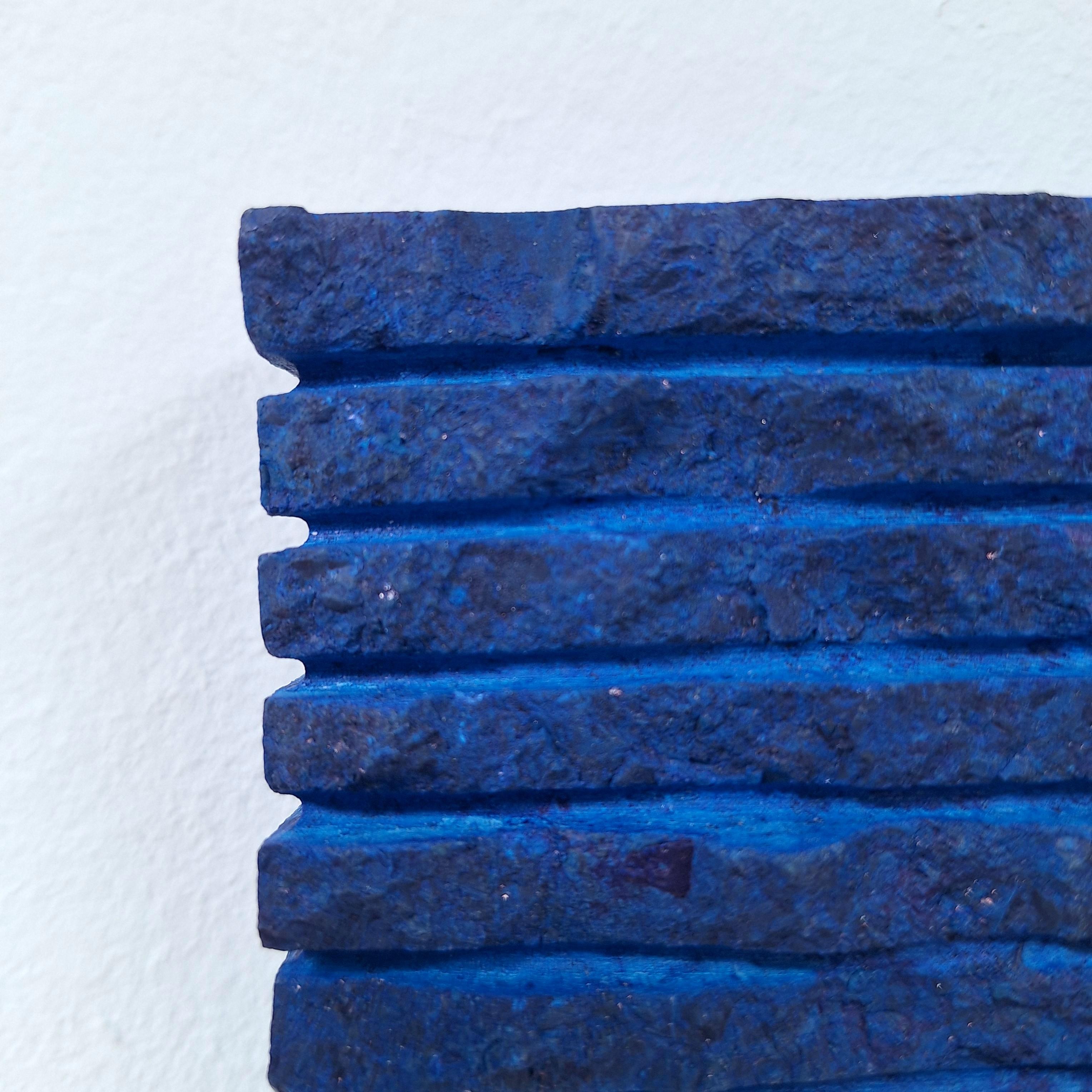 o.T. (BL15LH) kleine zeitgenössische moderne blaue Wandskulptur Gemälde Relief im Angebot 1