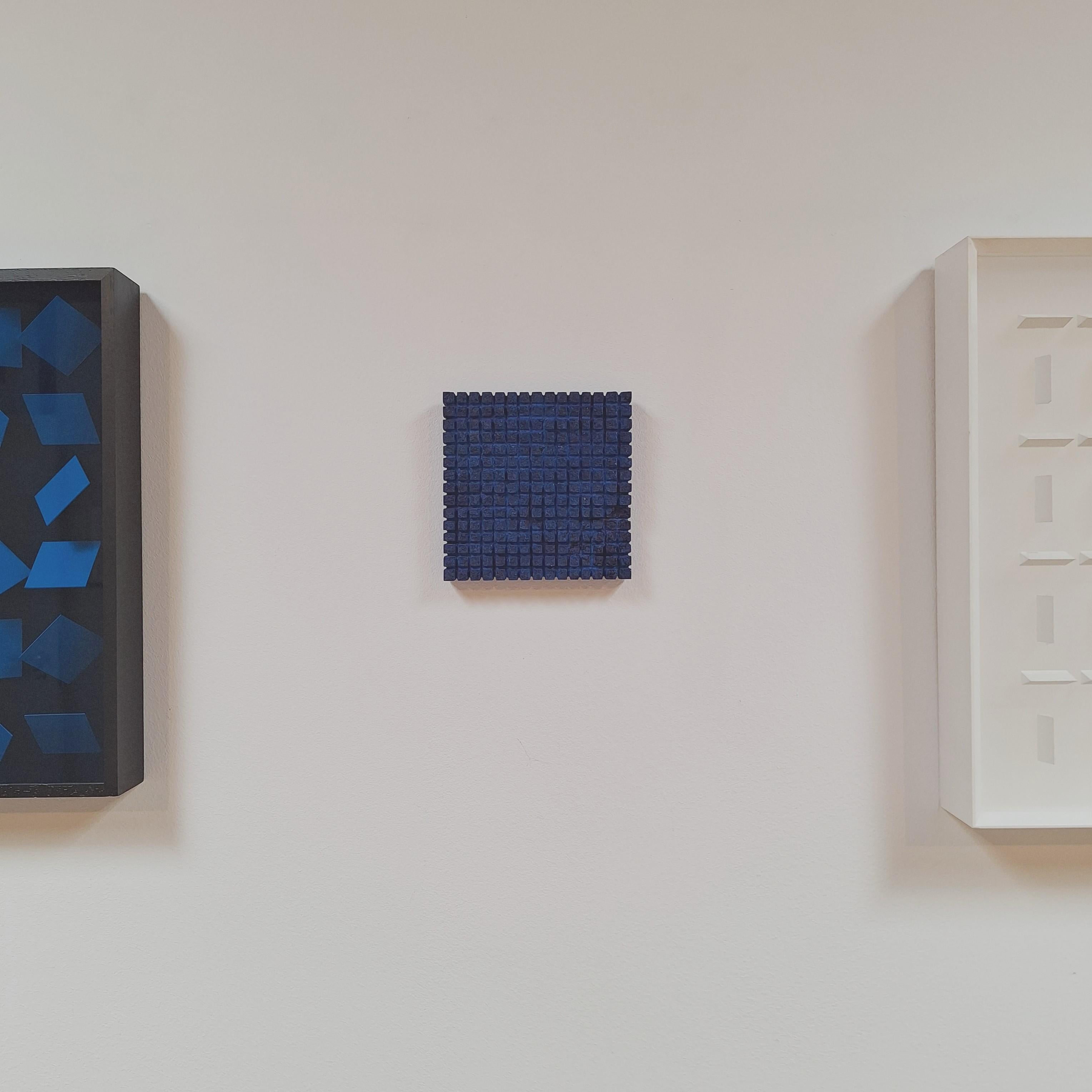 o.T. (BL15SQ) pequeña escultura mural contemporánea moderna en relieve azul - Abstract Sculpture Azul de Dieter Kränzlein