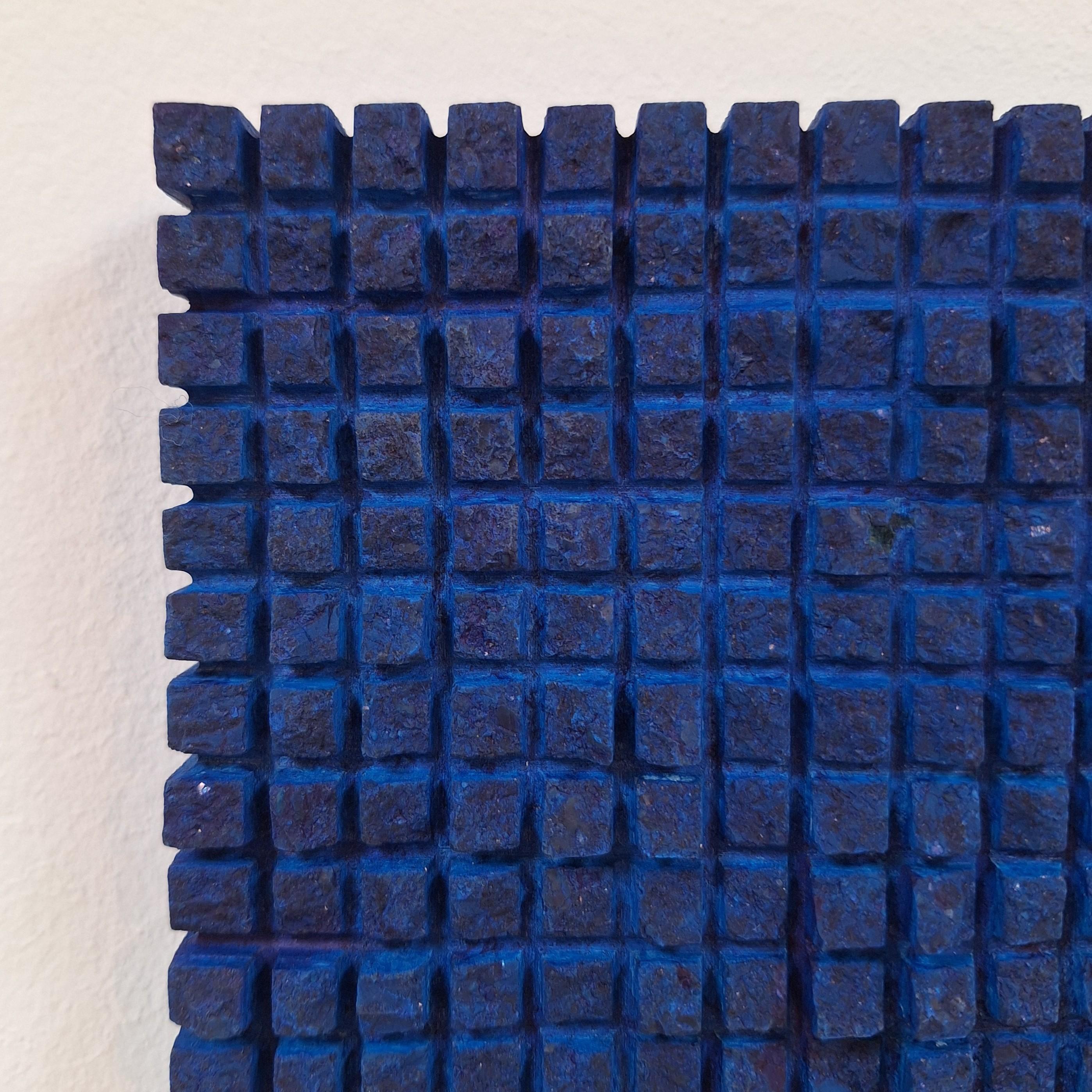 o.T. (BL15SQ) es una escultura mural moderna contemporánea en relieve, única y de pequeño tamaño, del artista German artist Dieter Kränzlein. Este relieve escultórico está tallado en un único bloque de piedra caliza, tratado con una fina capa de