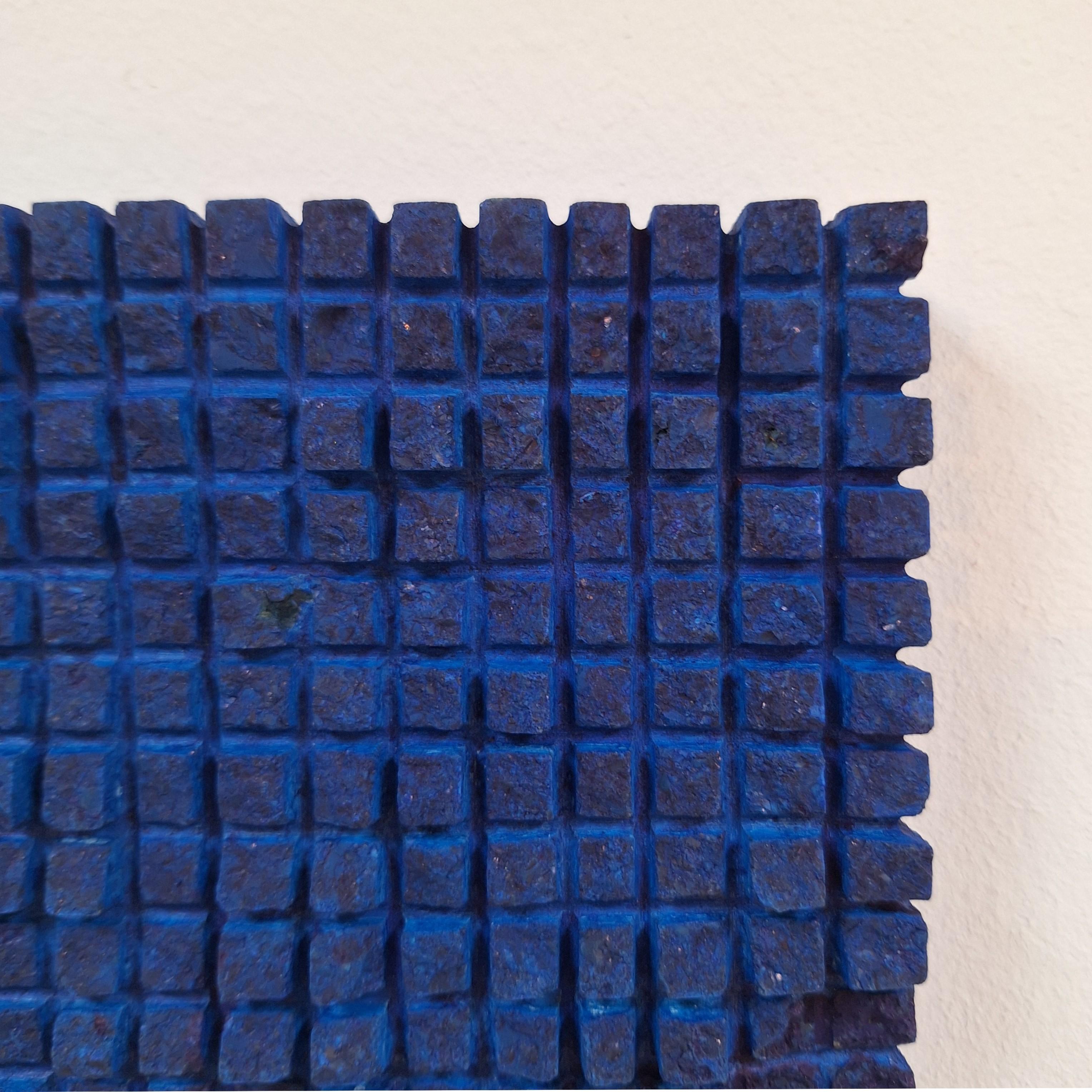 o.T. (BL15SQ) pequeña escultura mural contemporánea moderna en relieve azul en venta 1